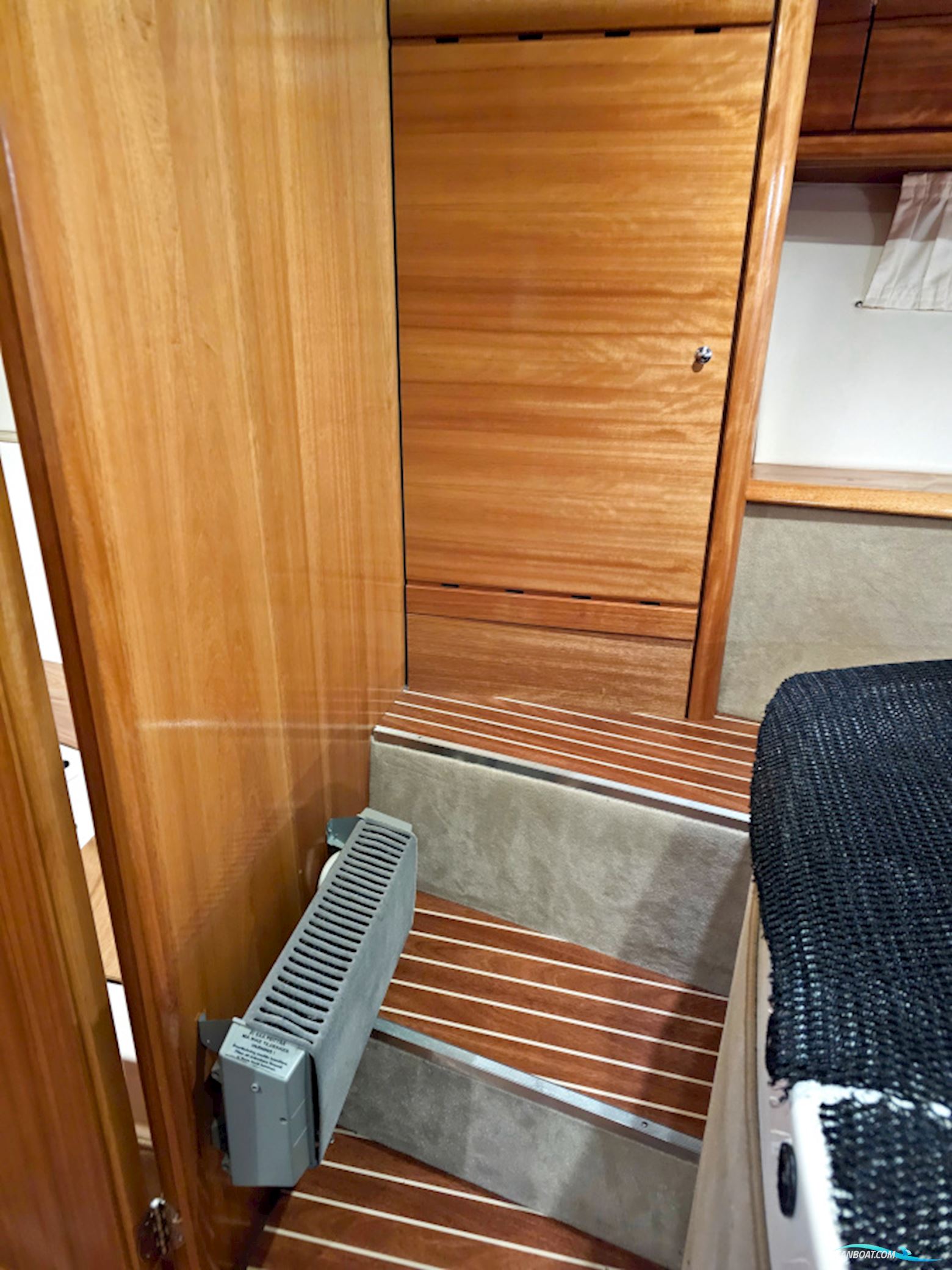 Bavaria 38 Sport Volvo Penta IPS-400 Joystick control