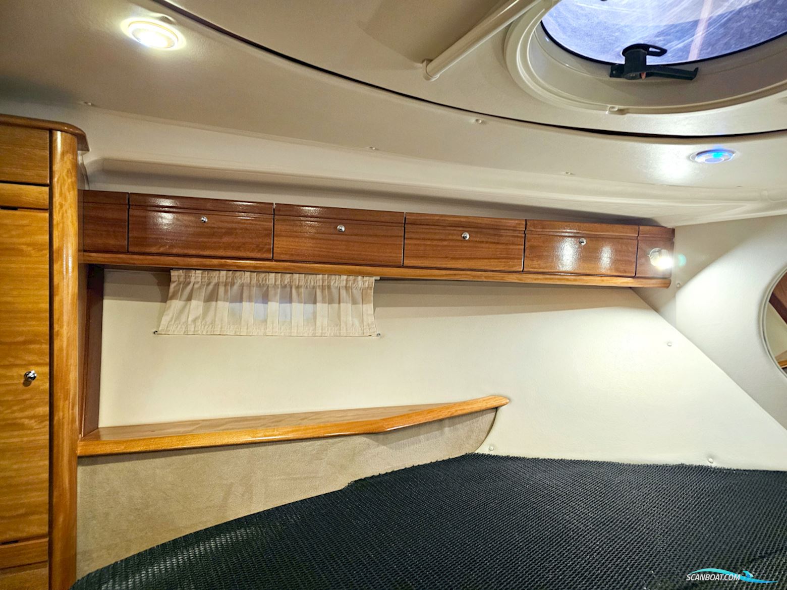 Bavaria 38 Sport Volvo Penta IPS-400 Joystick control