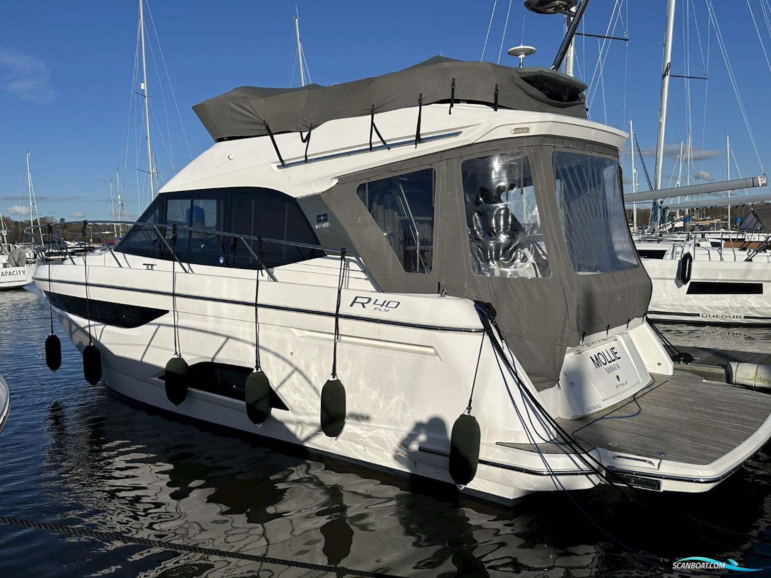 Bavaria R40 Fly Motorboten 2023, met Volvo Penta motor, United Kingdom