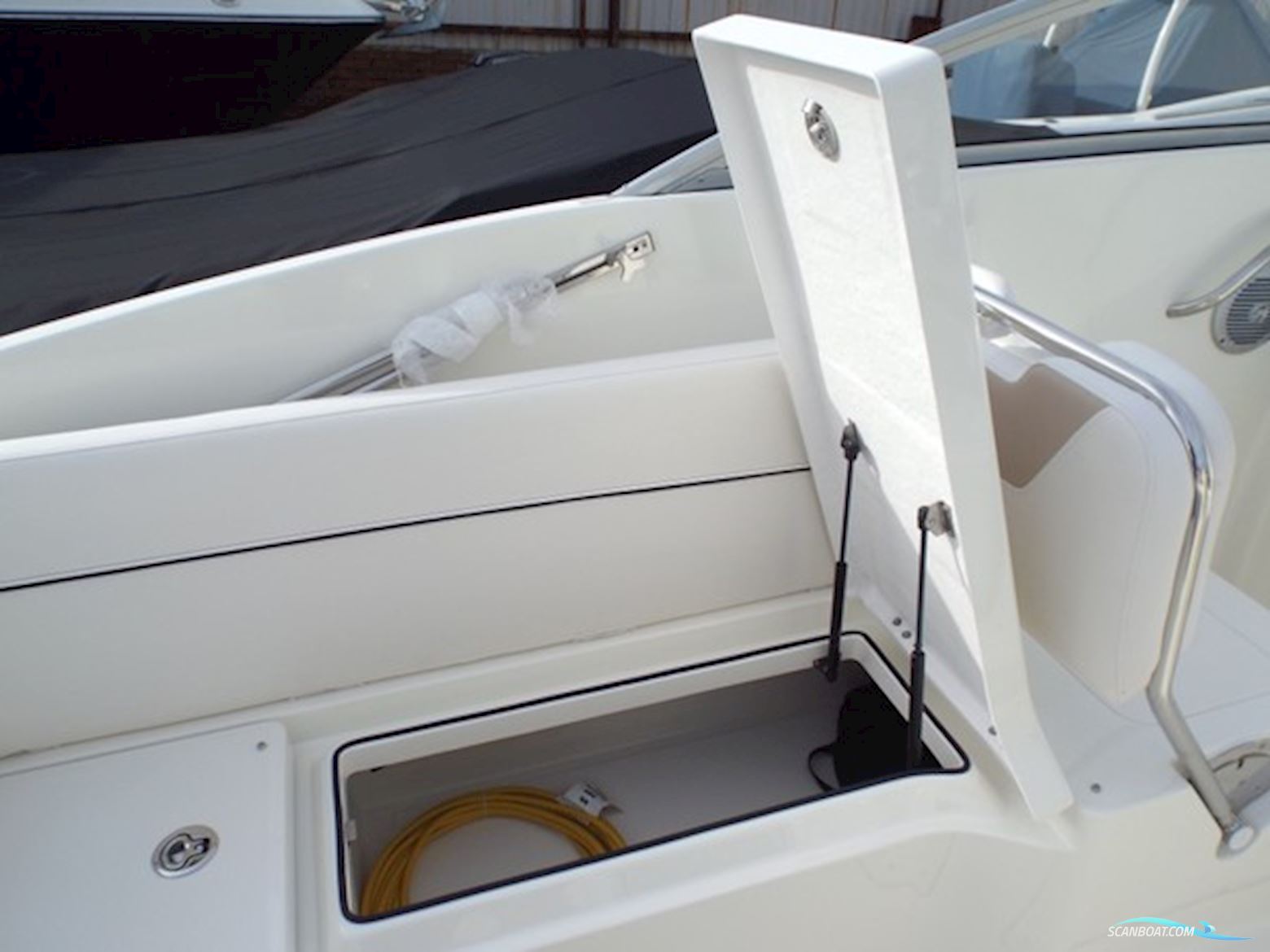Bayliner 742R Cuddy med MerCruiser sterndrive