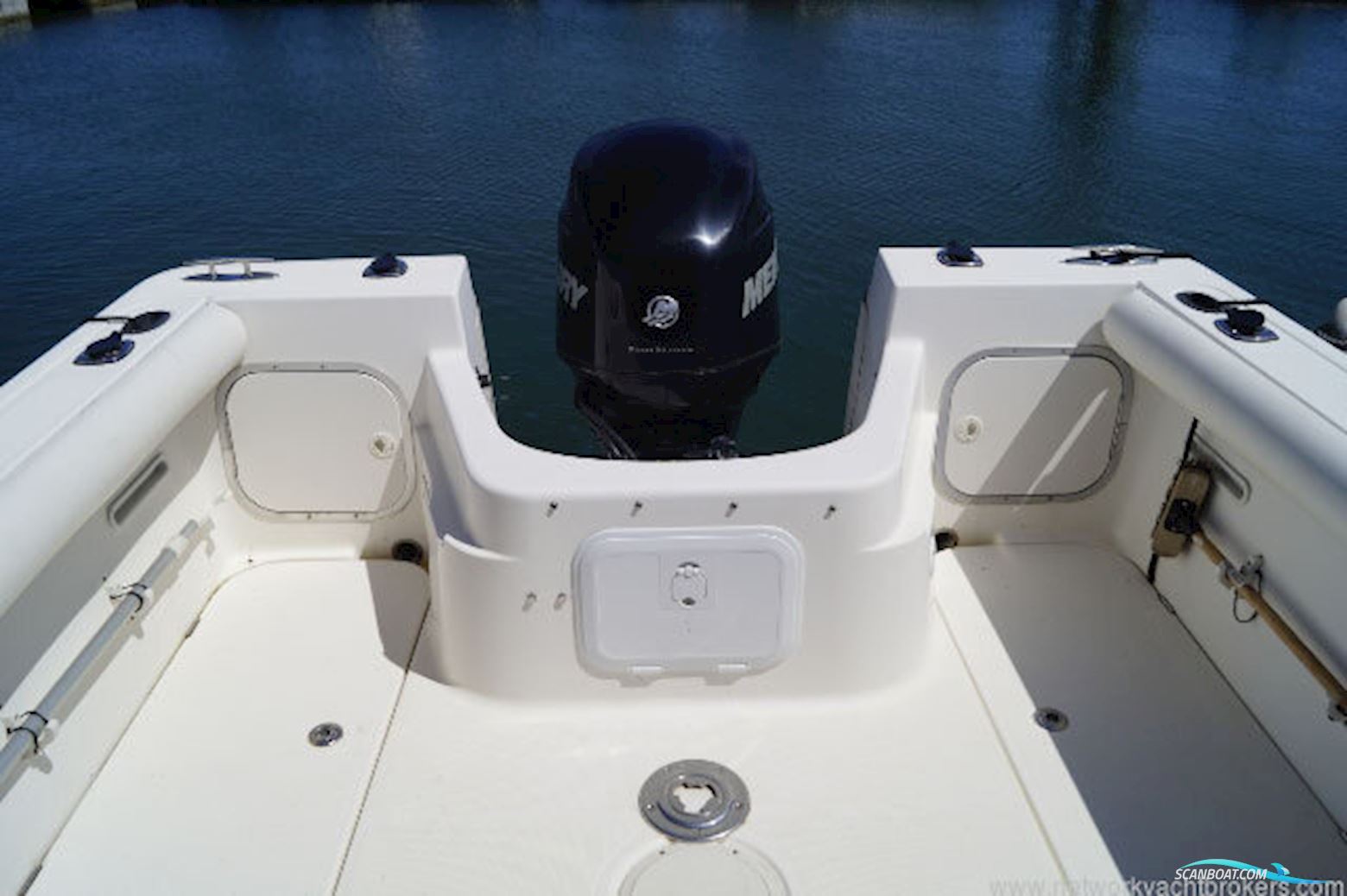 Bayliner Trophy 2102 walkaround