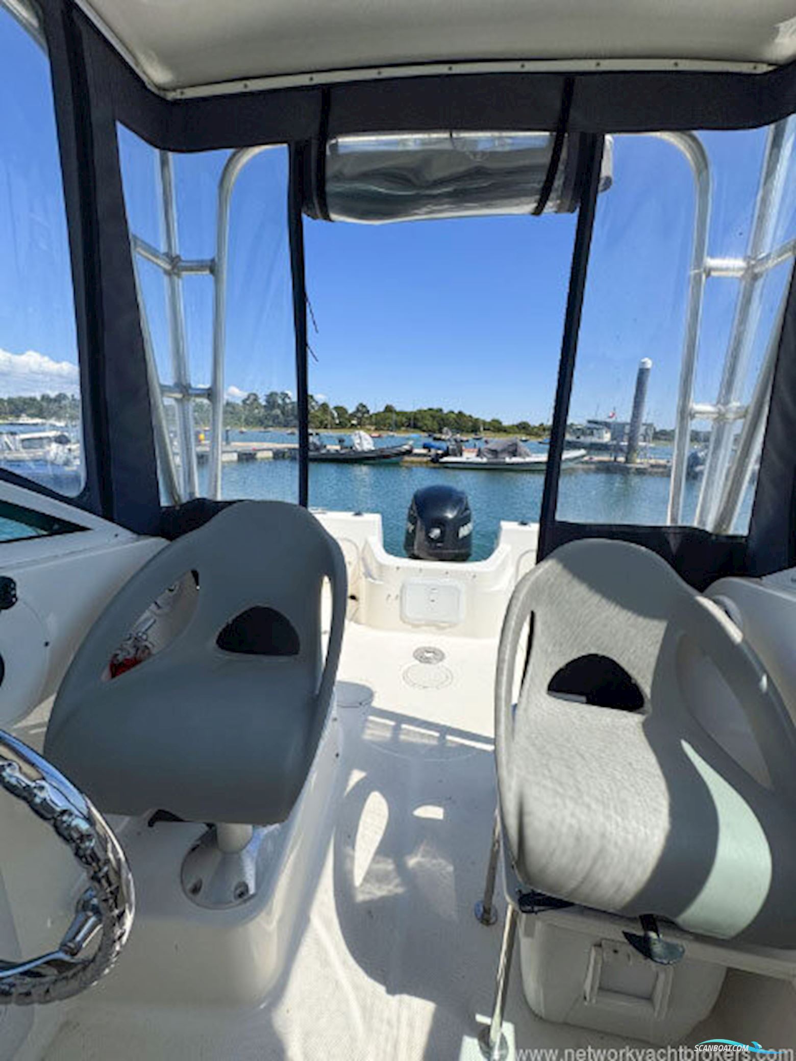 Bayliner Trophy 2102 walkaround