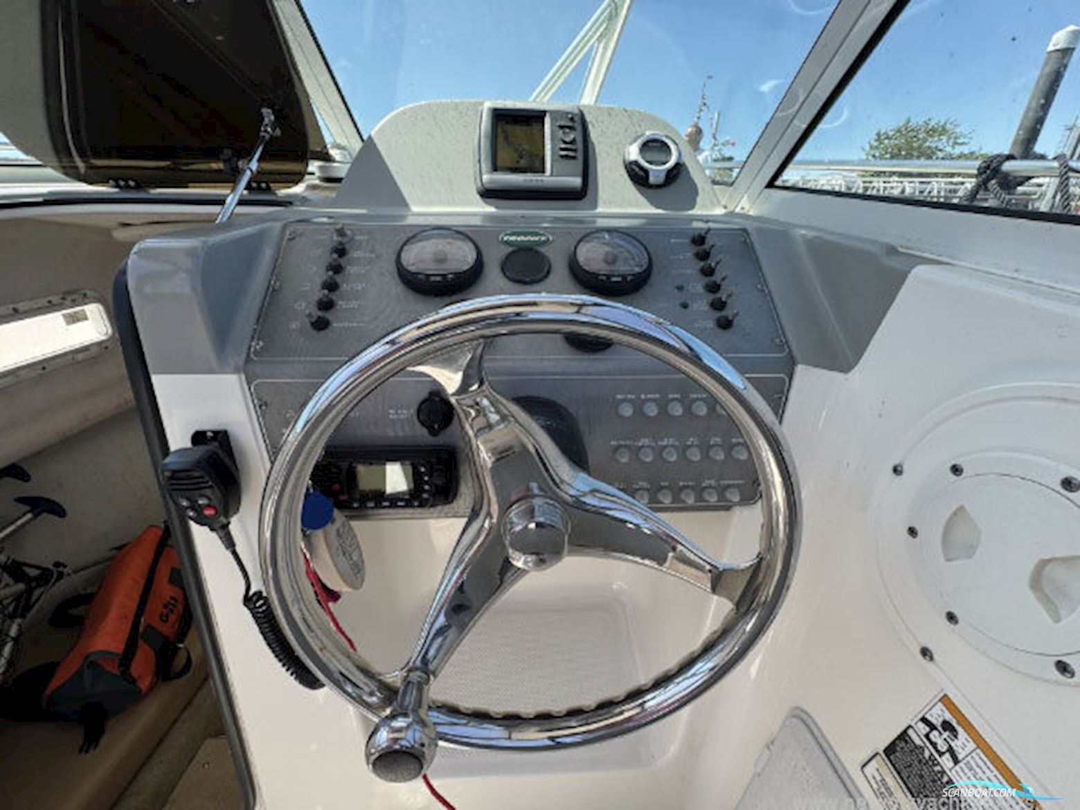 Bayliner Trophy 2102 walkaround