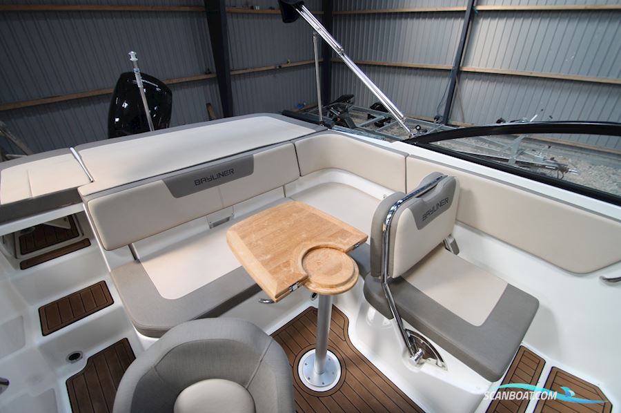 Bayliner VR5 Cuddy Cabin