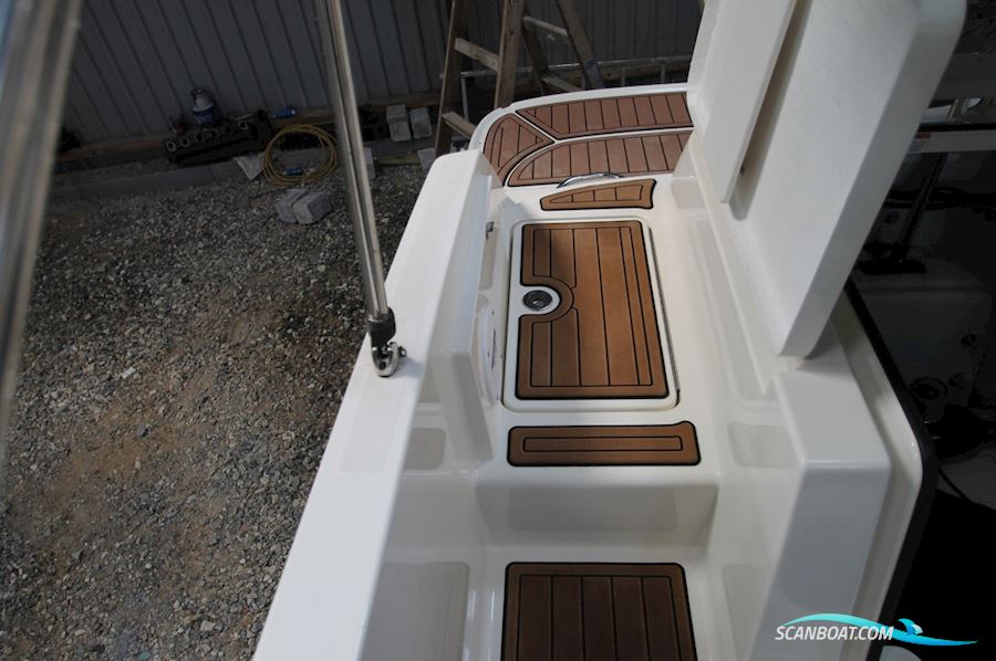 Bayliner VR5 Cuddy Cabin