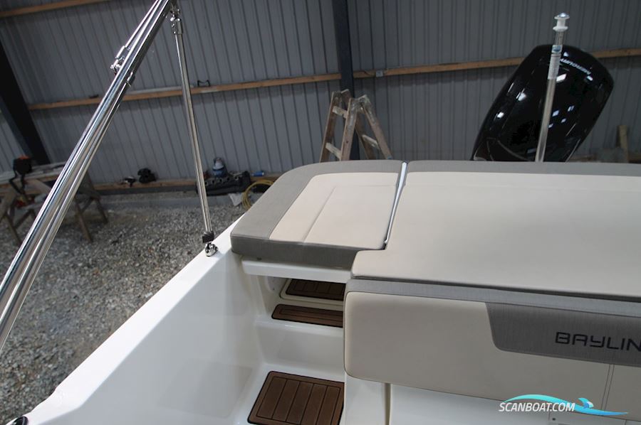 Bayliner VR5 Cuddy Cabin