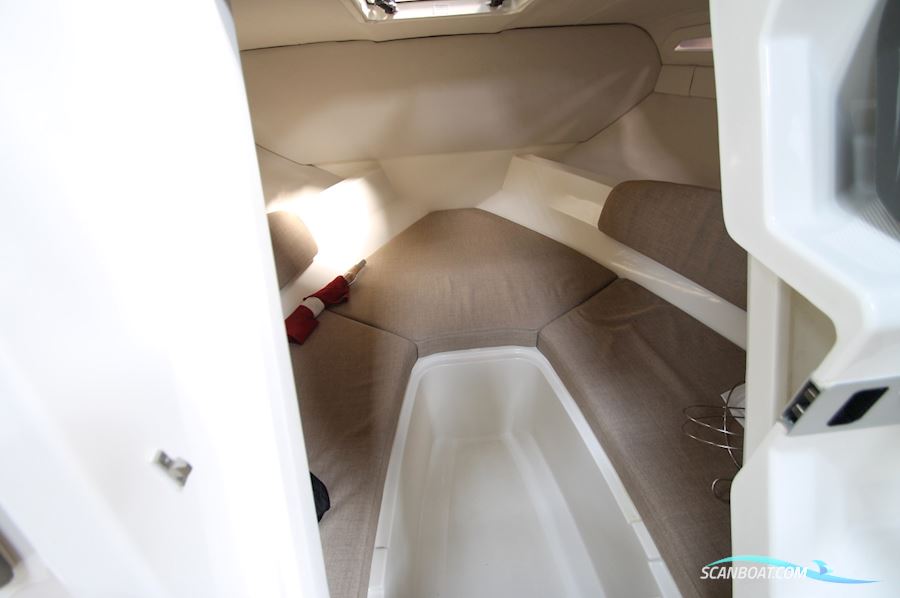 Bayliner VR5 Cuddy Cabin