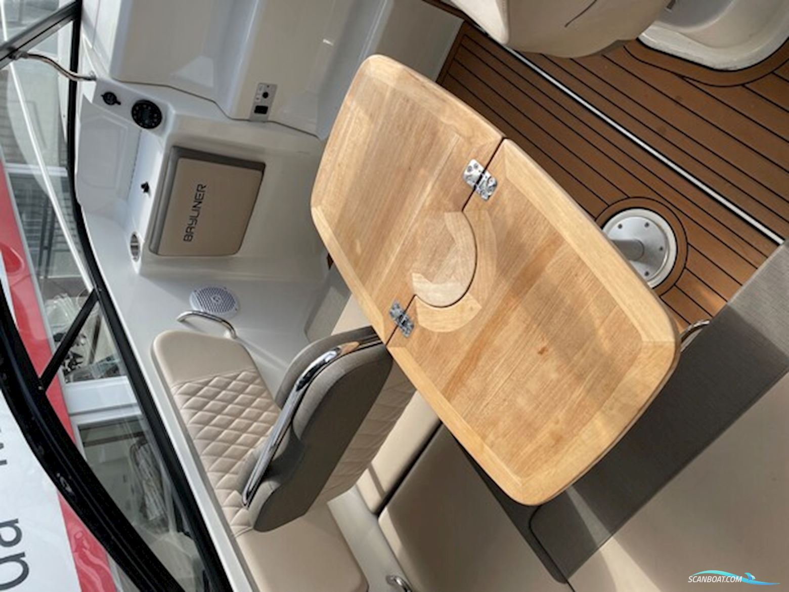 Bayliner VR5 Cuddy Med F225 Mercury V6 og 2500 kg Brenderup Trailer.