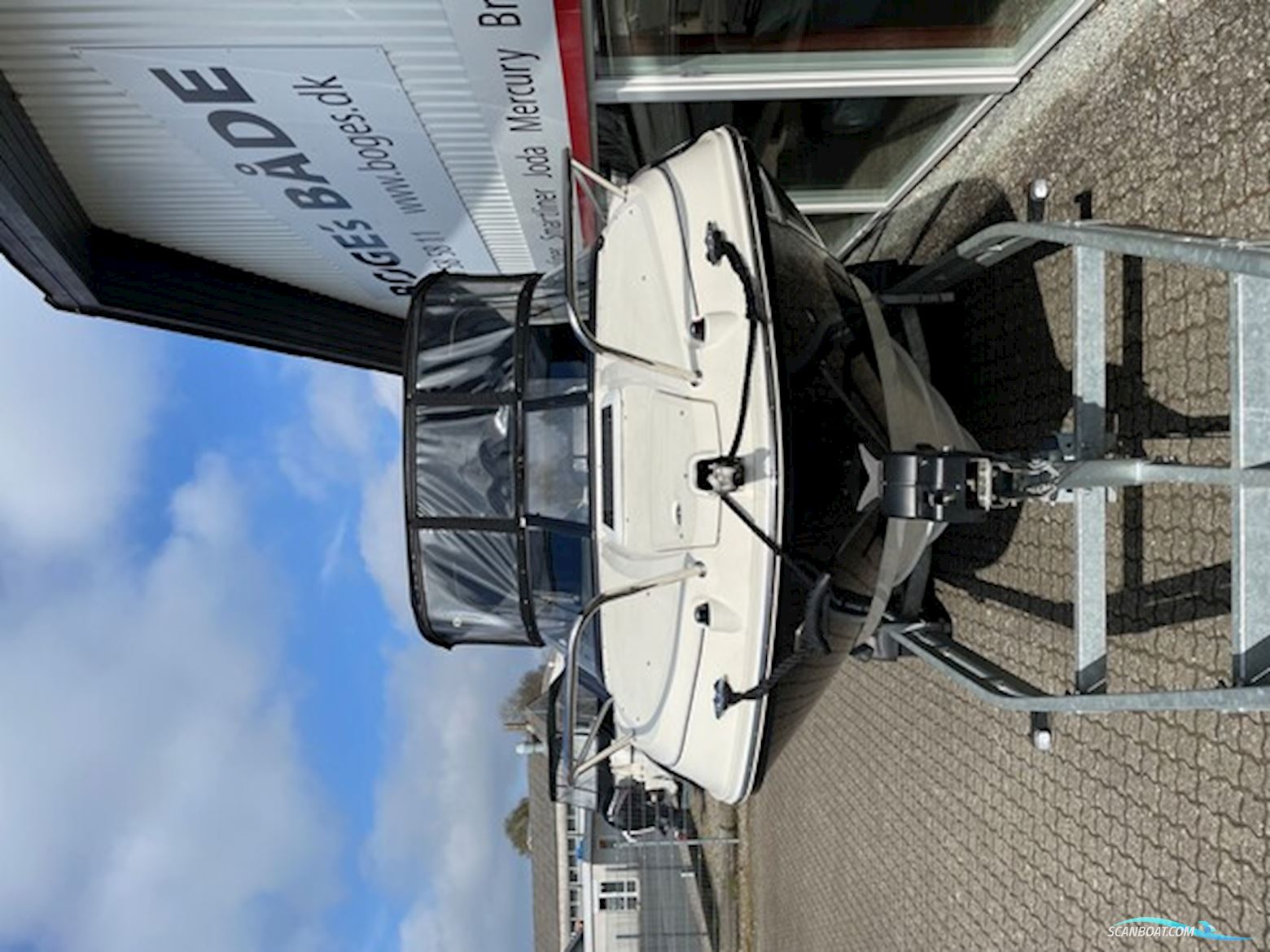 Bayliner VR5 Cuddy Med F225 Mercury V6 og 2500 kg Brenderup Trailer.
