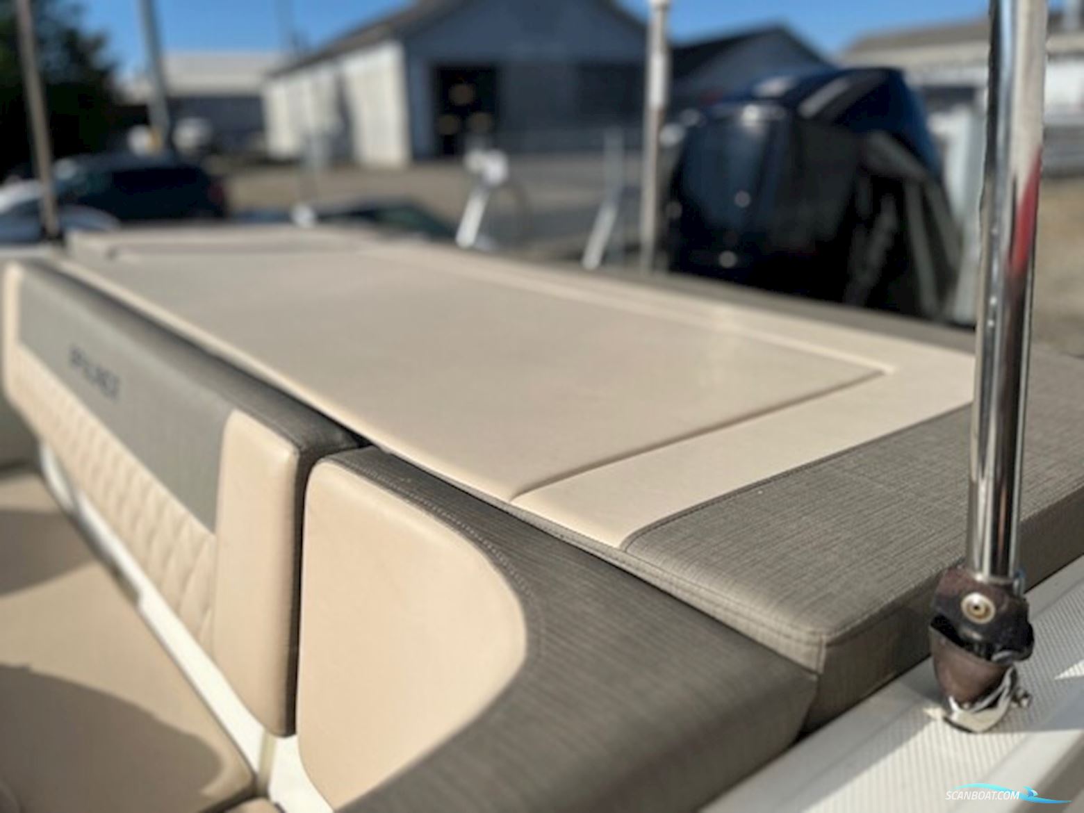 Bayliner VR5 Cuddy Med Mercury F225 V6 og 2500 kg Brenderup Trailer.