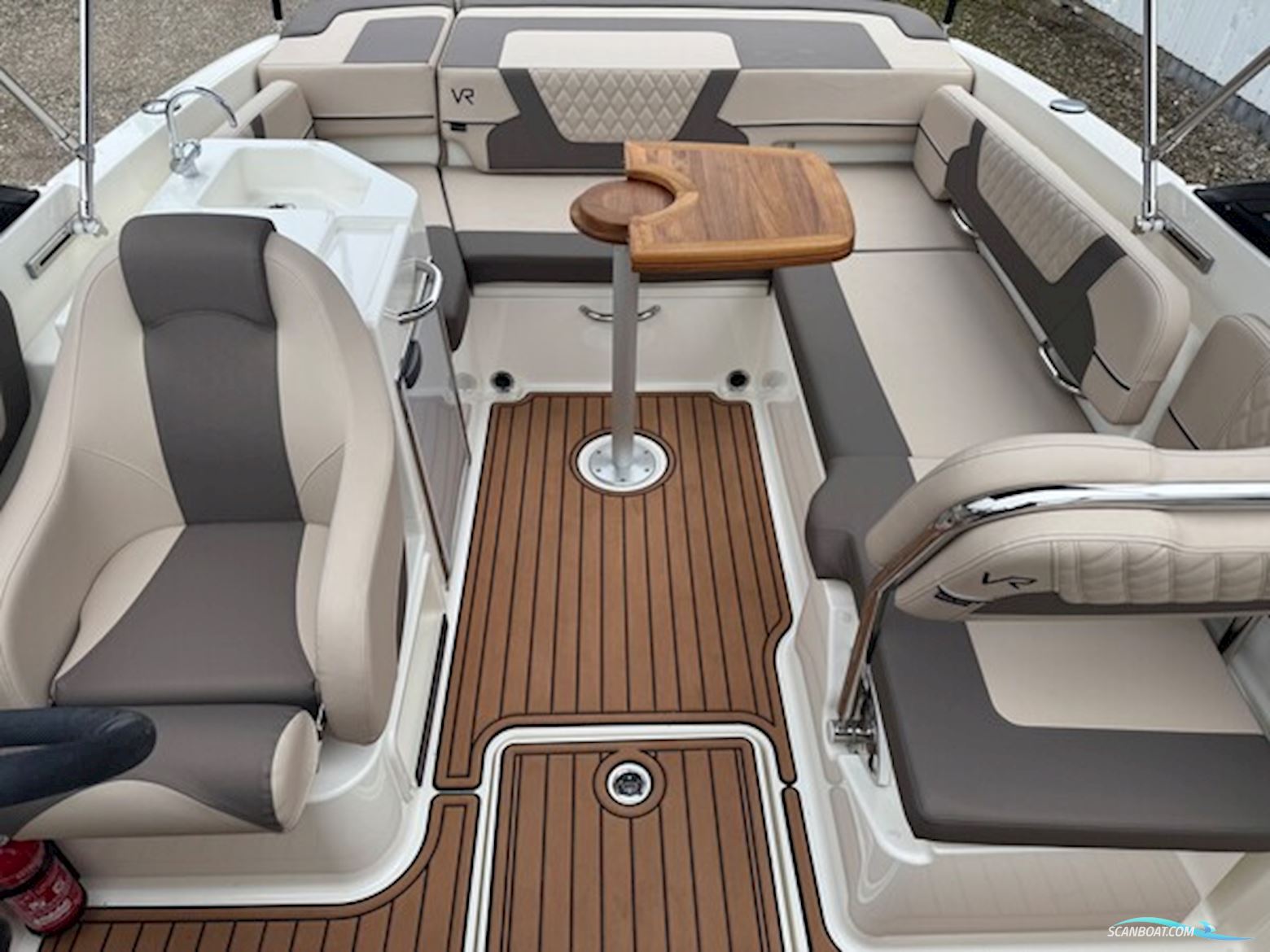 Bayliner VR6 Cuddy Med 300 hk Mercruiser-Efi V8 6,2L og 2700 kg Variant Bådtrailer