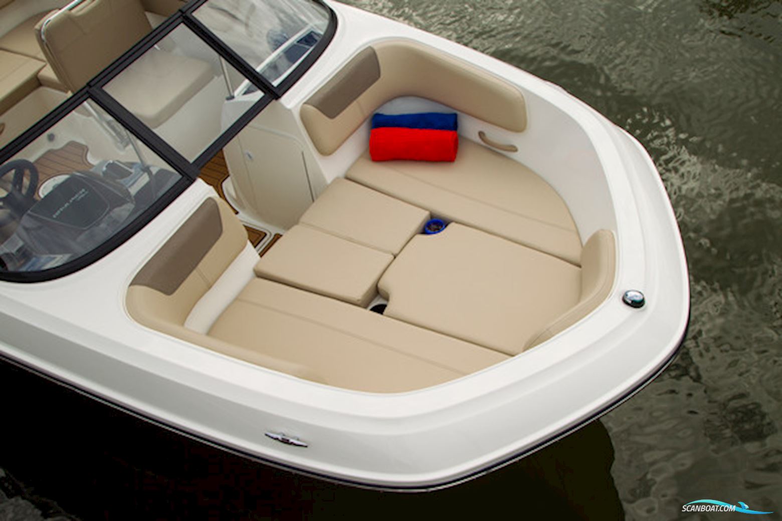 Bayliner VR6 med MerCruiser sterndrive