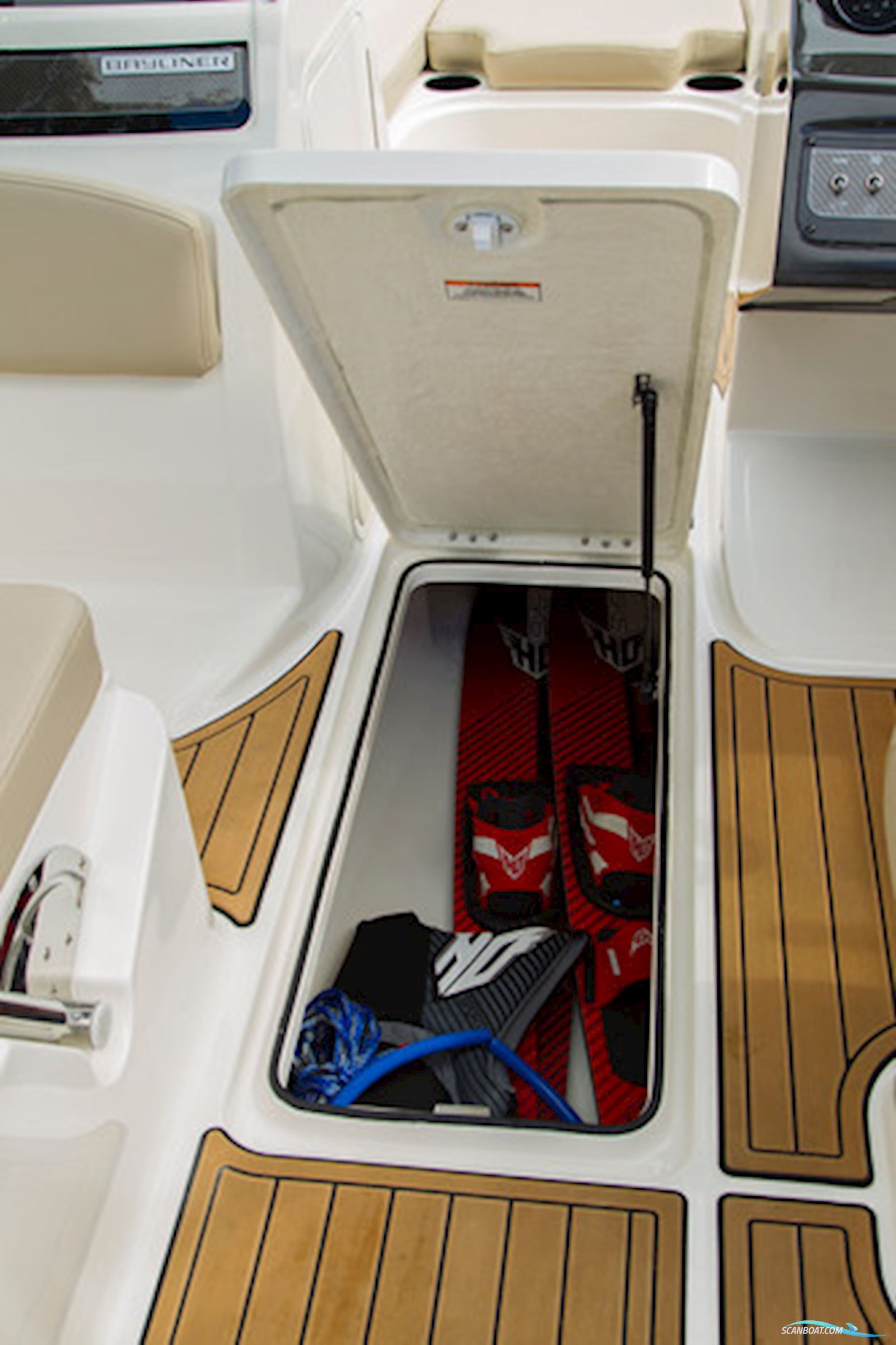 Bayliner VR6 med MerCruiser sterndrive