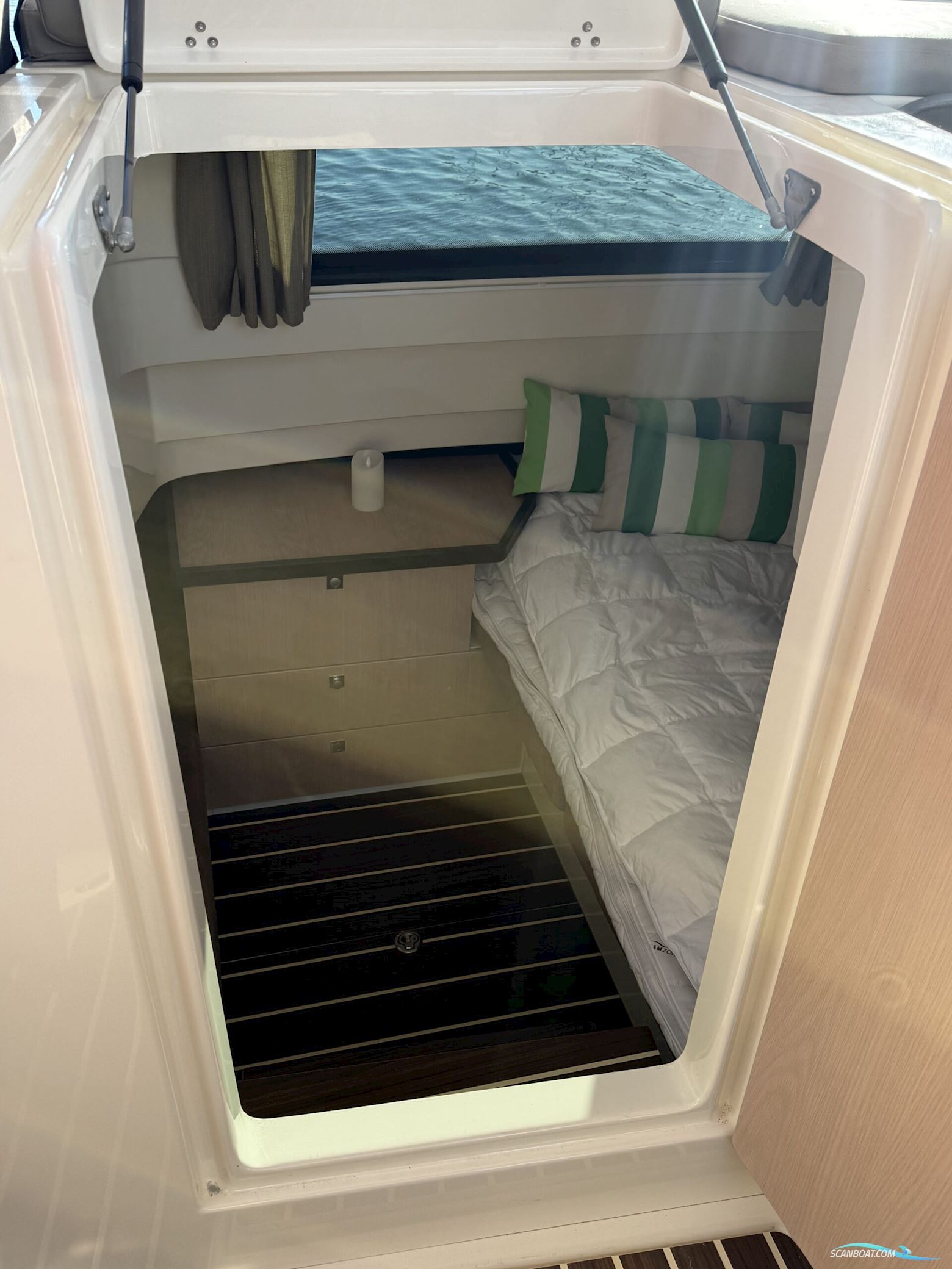 Bella 9000 Utroligt Rummelig Familiebåd