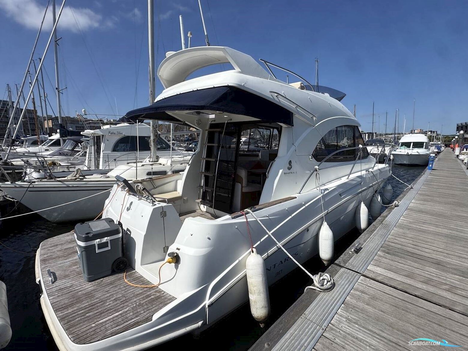 Beneteau Antares 30 Motorboten 2011, met Volvo Penta D6-370 motor, United Kingdom