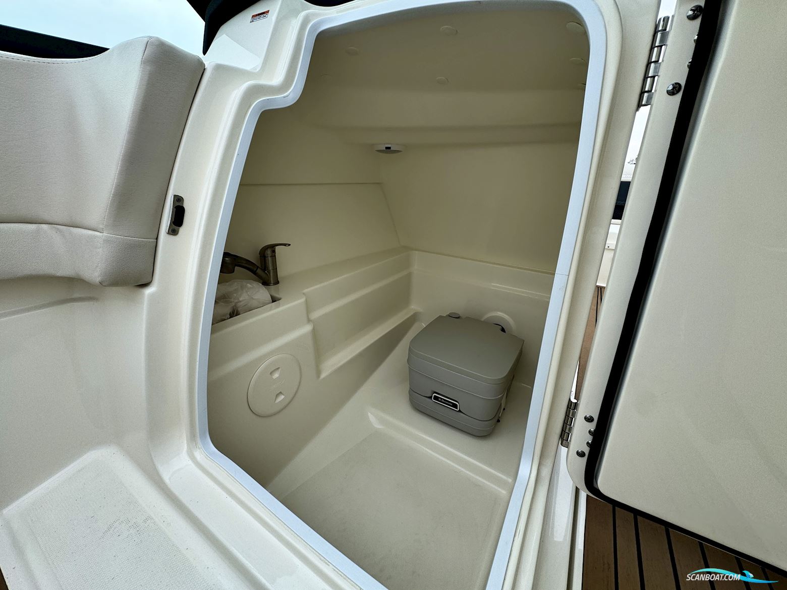 Boston Whaler 230 Vantage