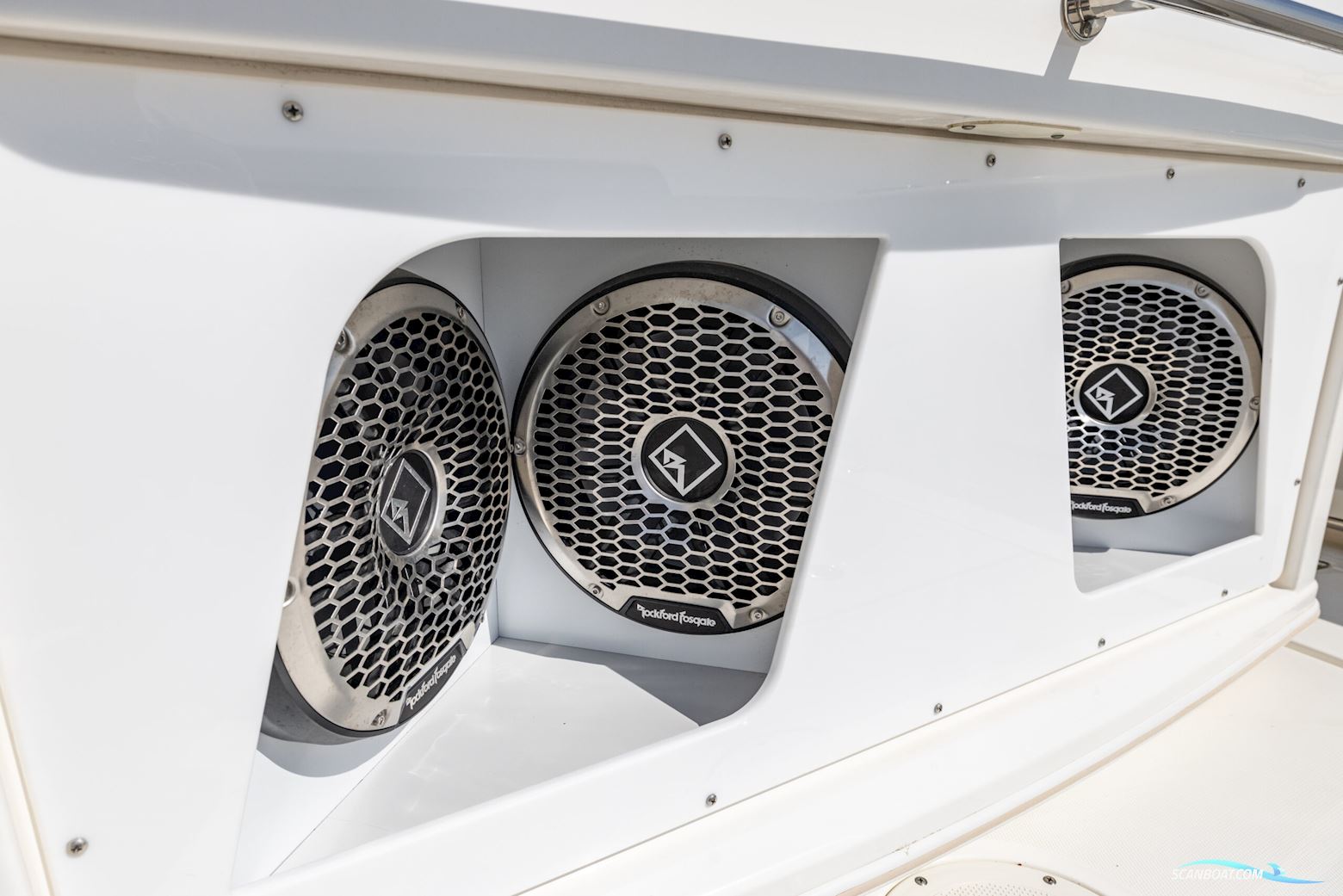 Boston Whaler 370 Outrage