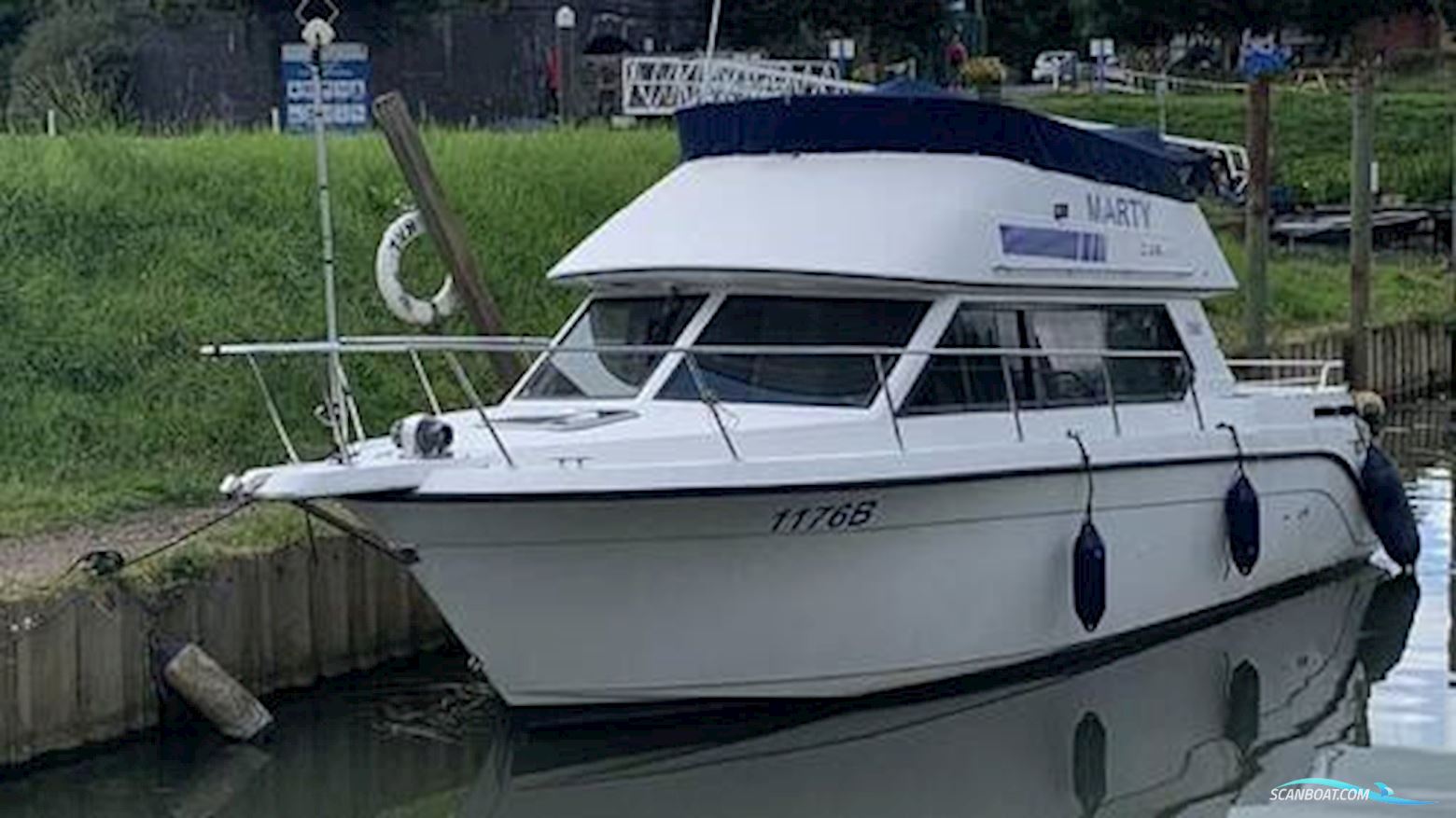 Carver 26 Command Bridge
