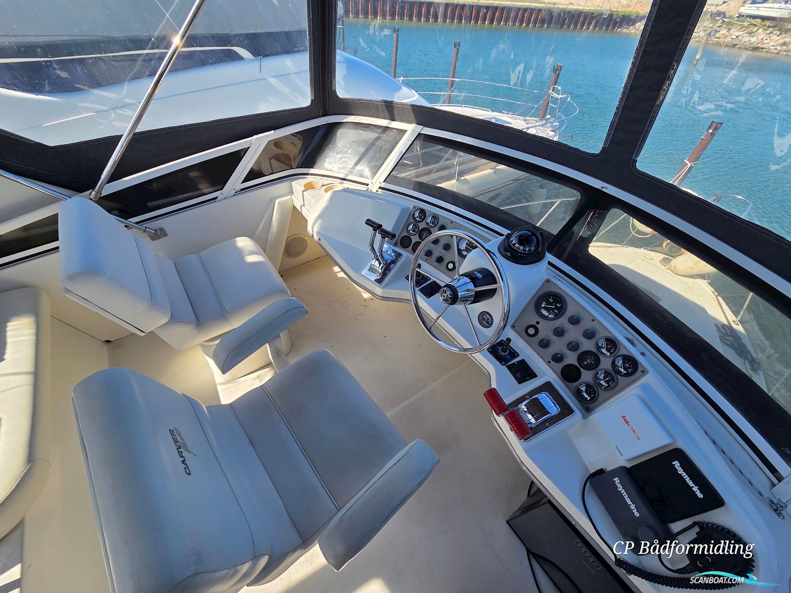 Carver 325 Flybridge Aft Cabin