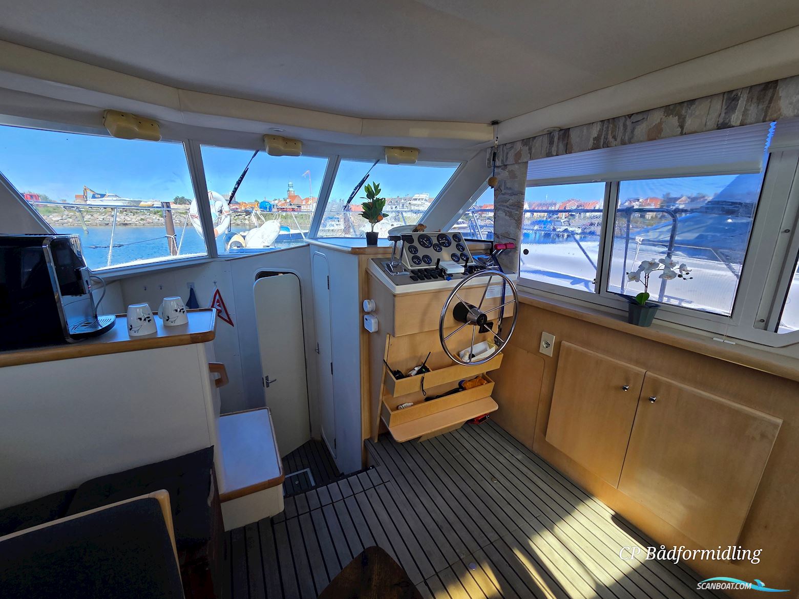 Carver 325 Flybridge Aft Cabin