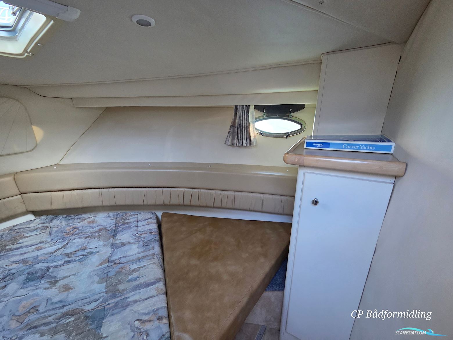 Carver 325 Flybridge Aft Cabin