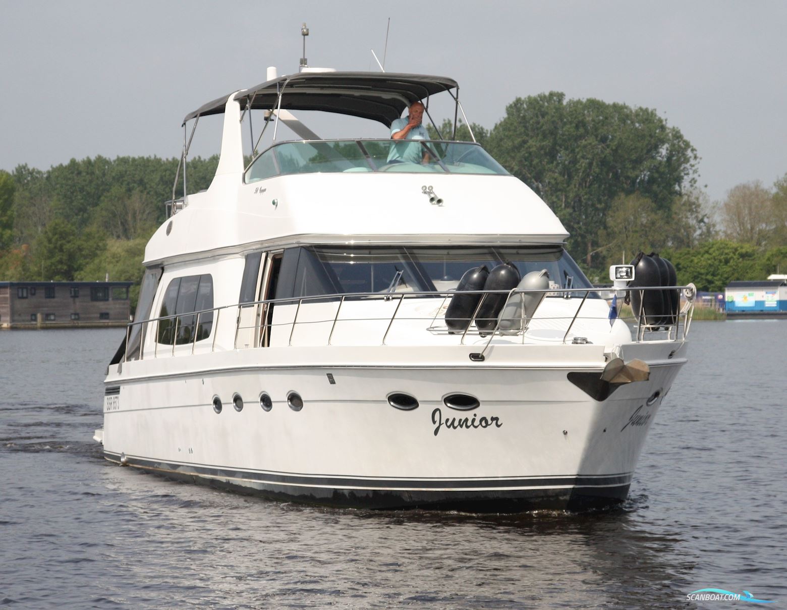 Carver 560 Voyager