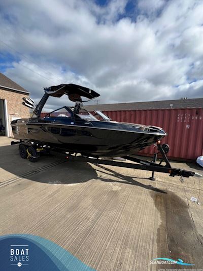 Centurion Ri245 Motorboten 2024, met Pcm ZZ6 motor, United Kingdom
