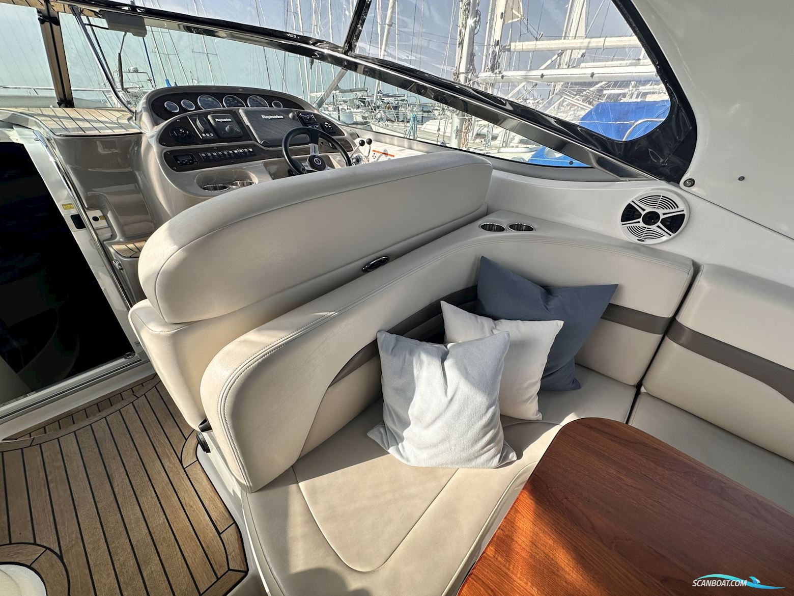 Chaparral 330 Signature