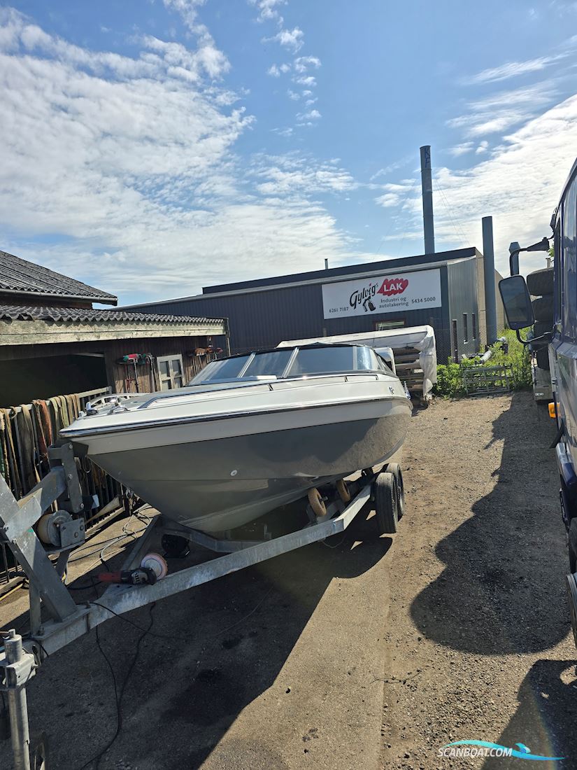 Chris Craft 233 cuddy cabin