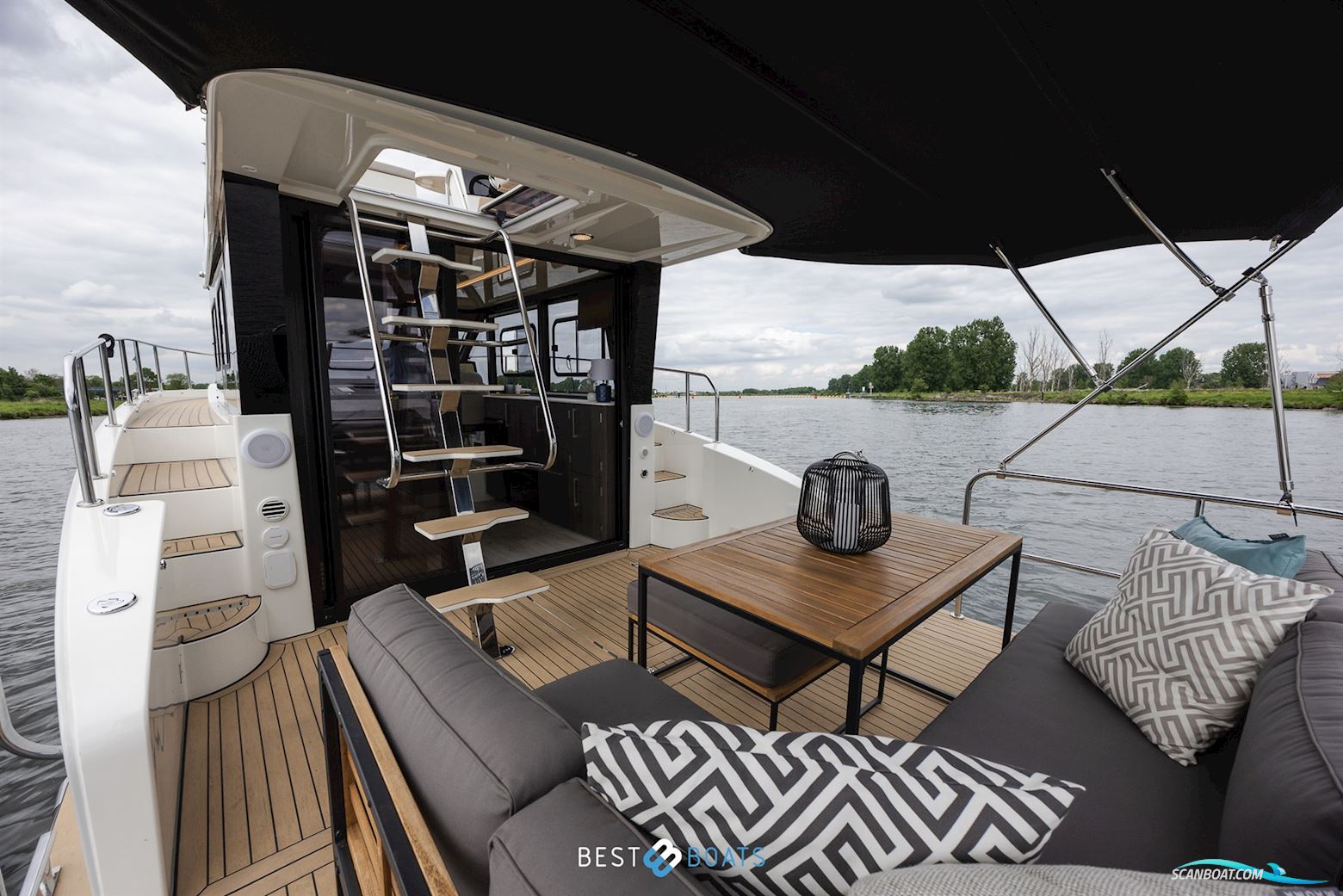Cobra Yachts Futura 36 Premium Fly