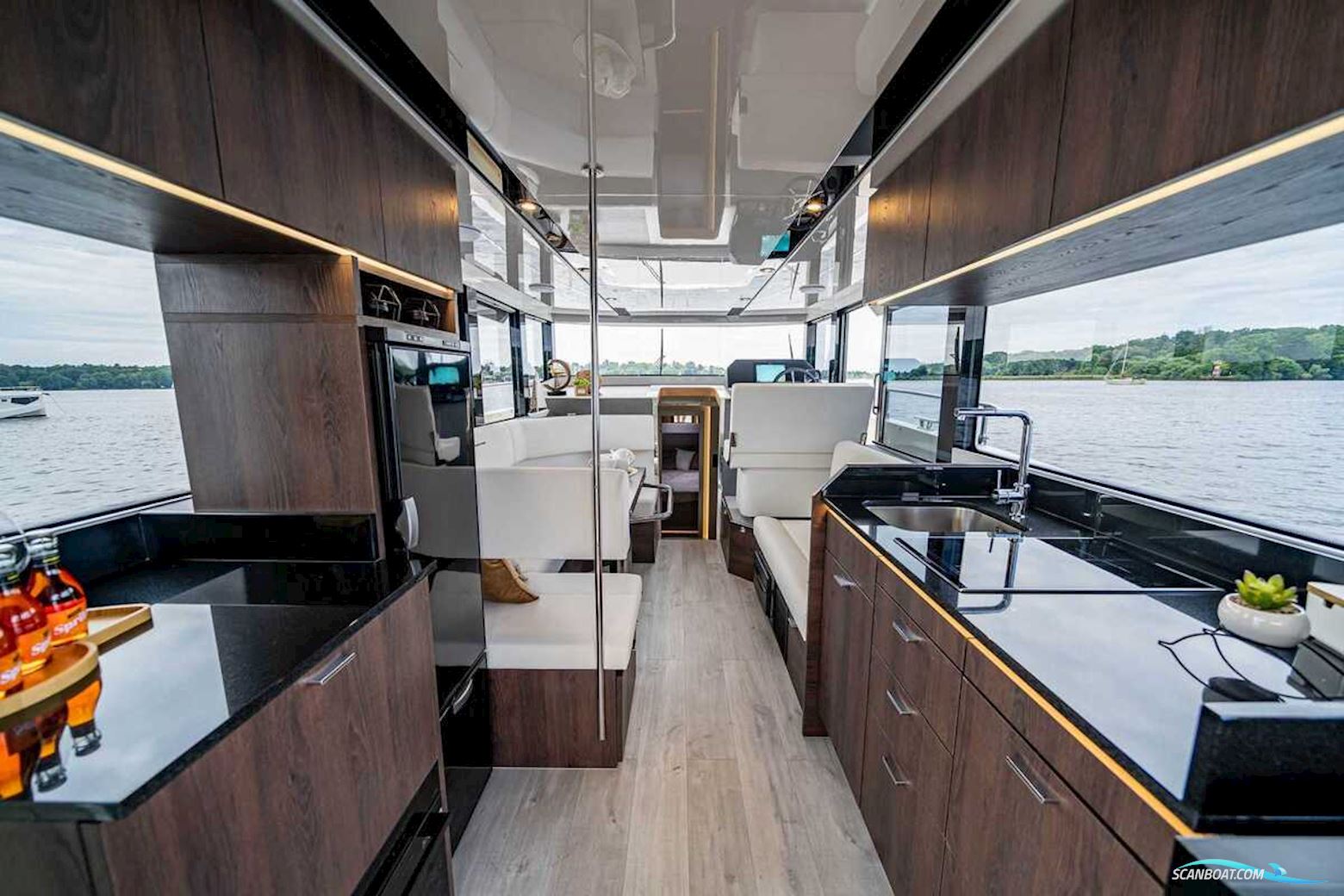 Cobra Yachts Maestro 42 Fly