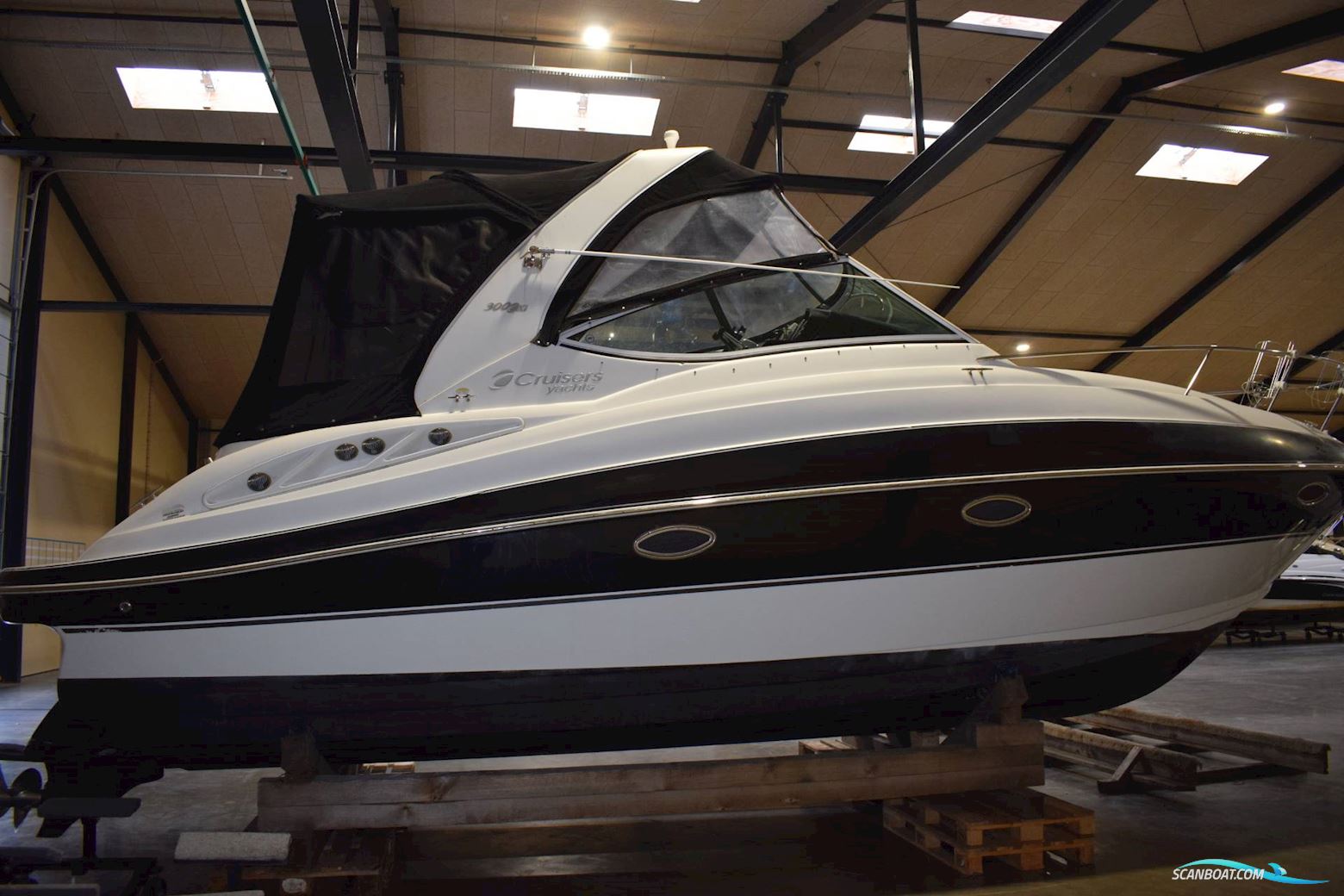Cruiser Yachts 300 Express - Twin Volvo Penta D3/Udstyr - Diesel
