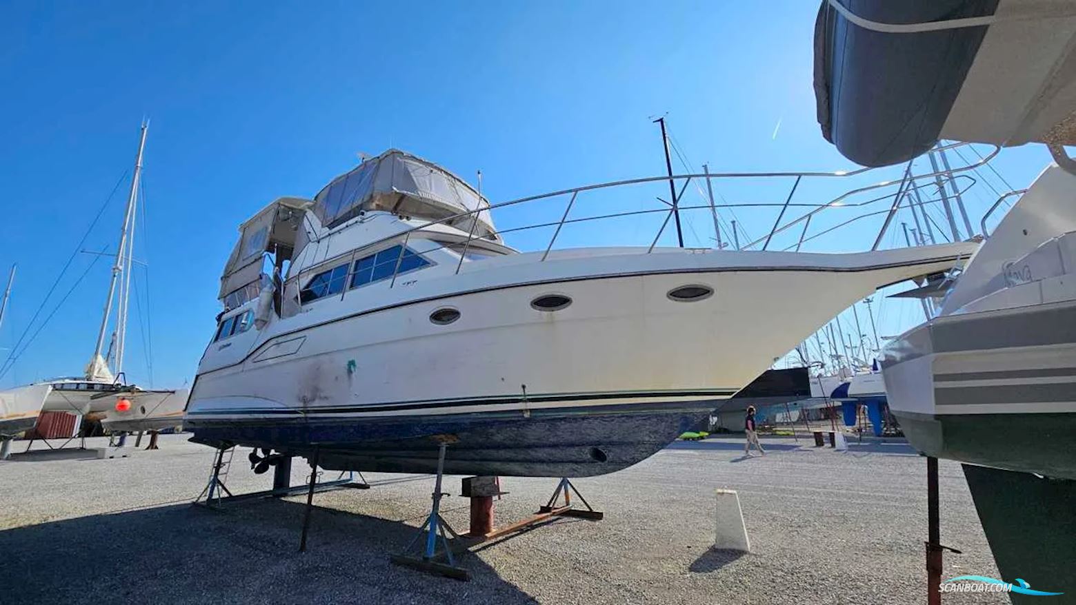 Cruisers Yachts 3850 Aft