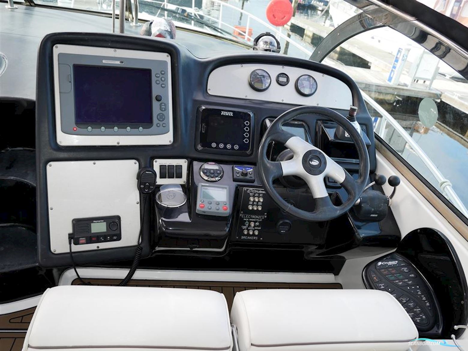 Cruisers Yachts 420 Express