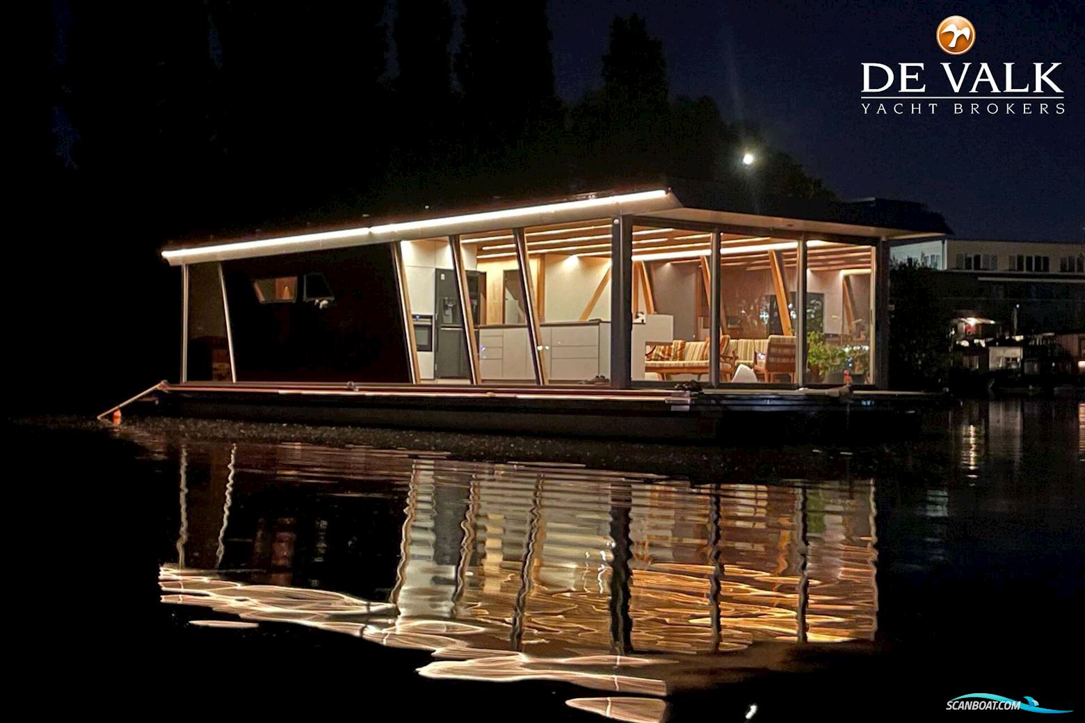 Custom Built Houseboat luxe motor