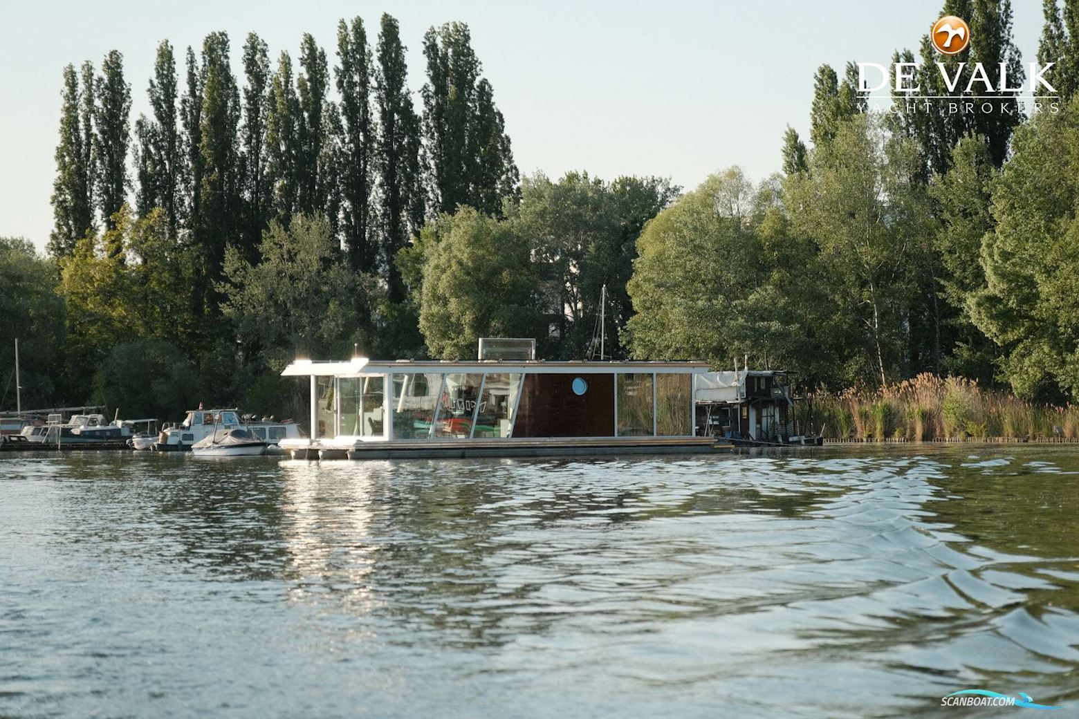 Custom Built Houseboat luxe motor