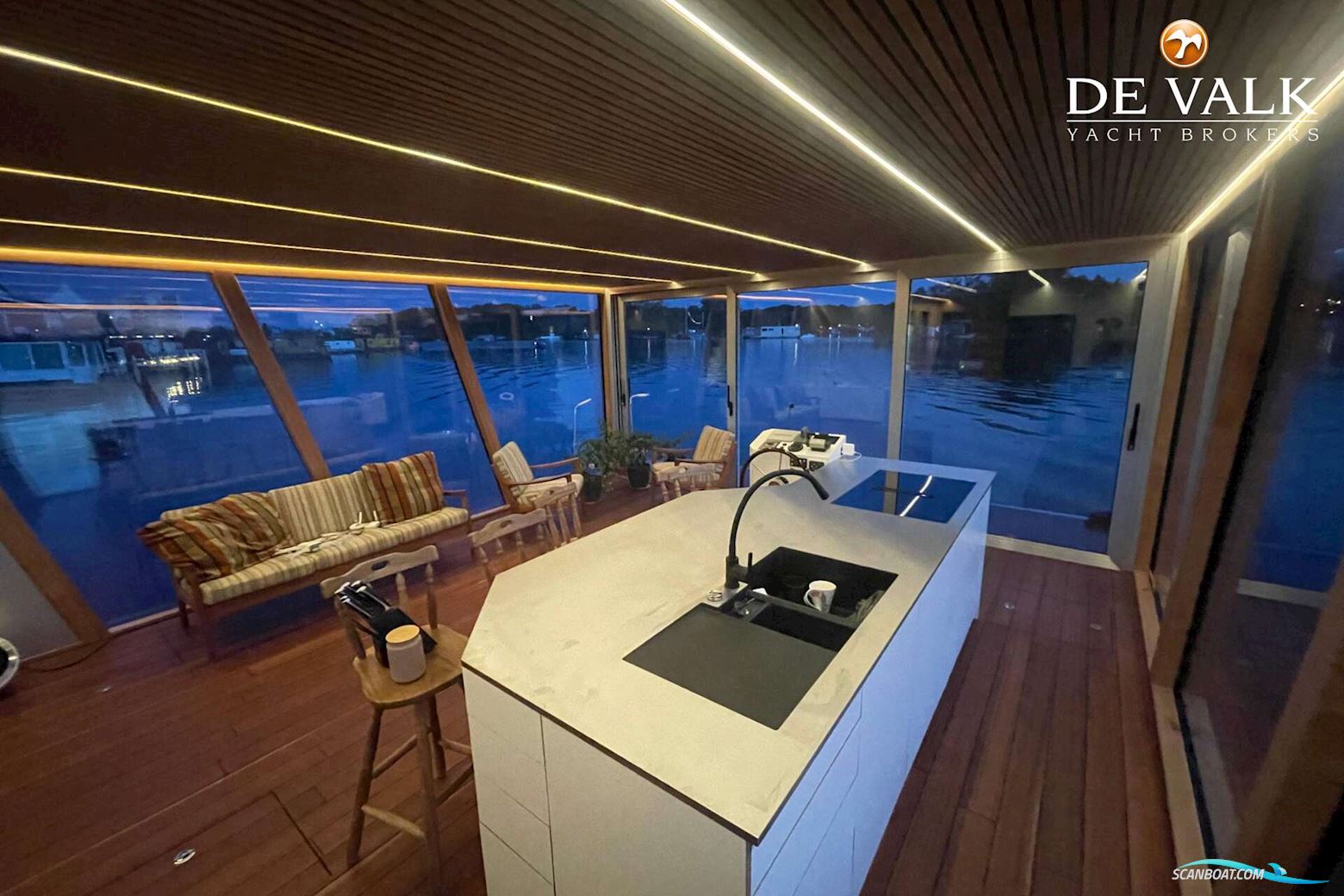 Custom Built Houseboat luxe motor