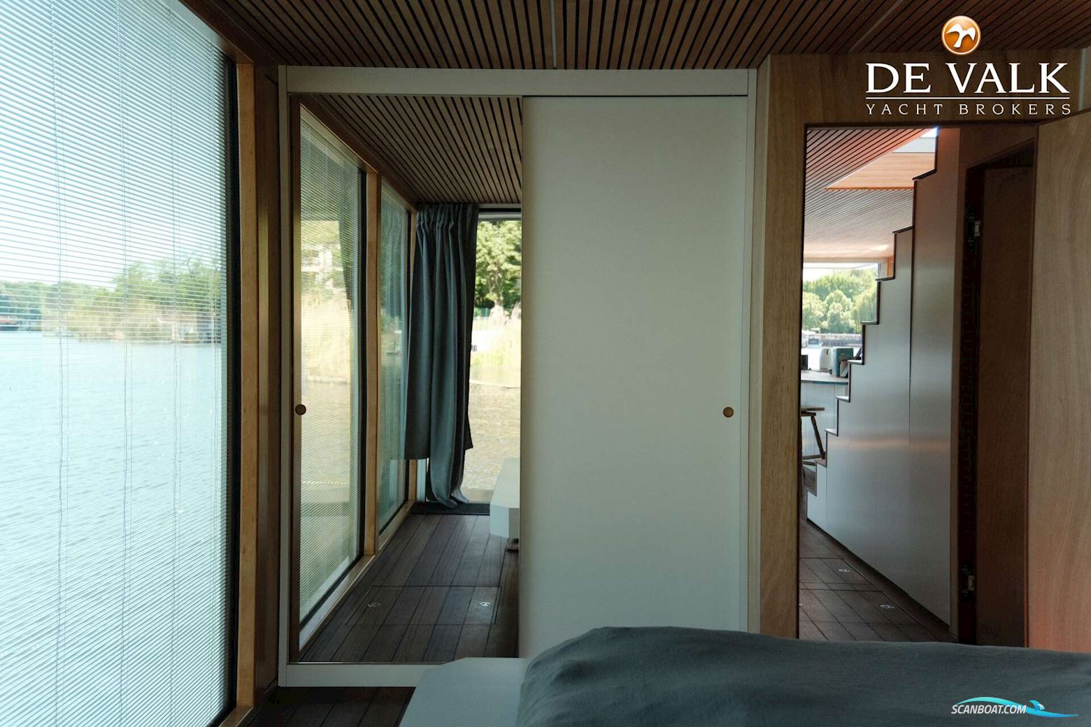 Custom Built Houseboat luxe motor