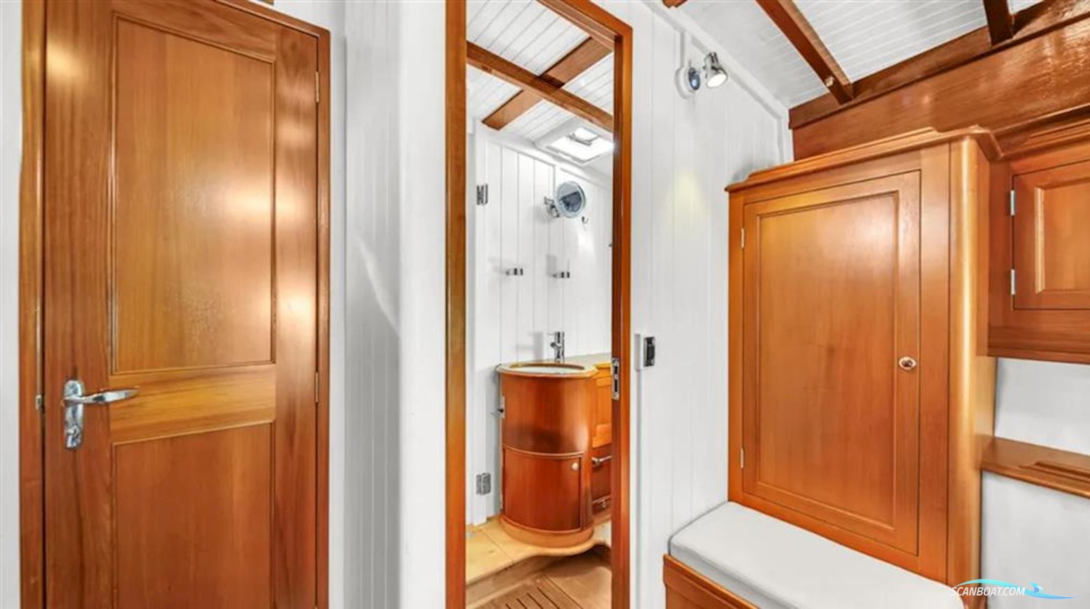 Custom Gentlemans Motor Yacht