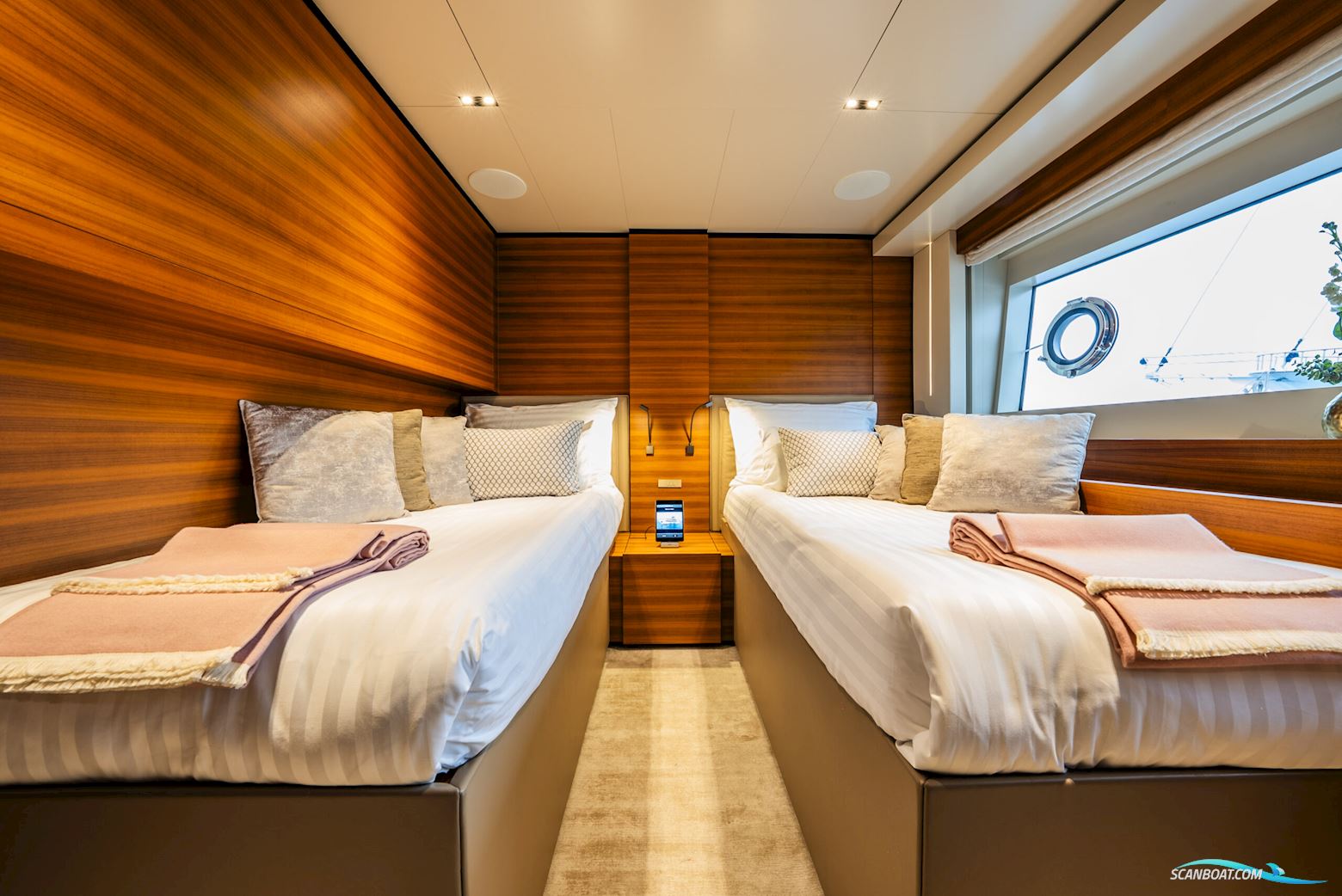 Custom Line Navetta 33
