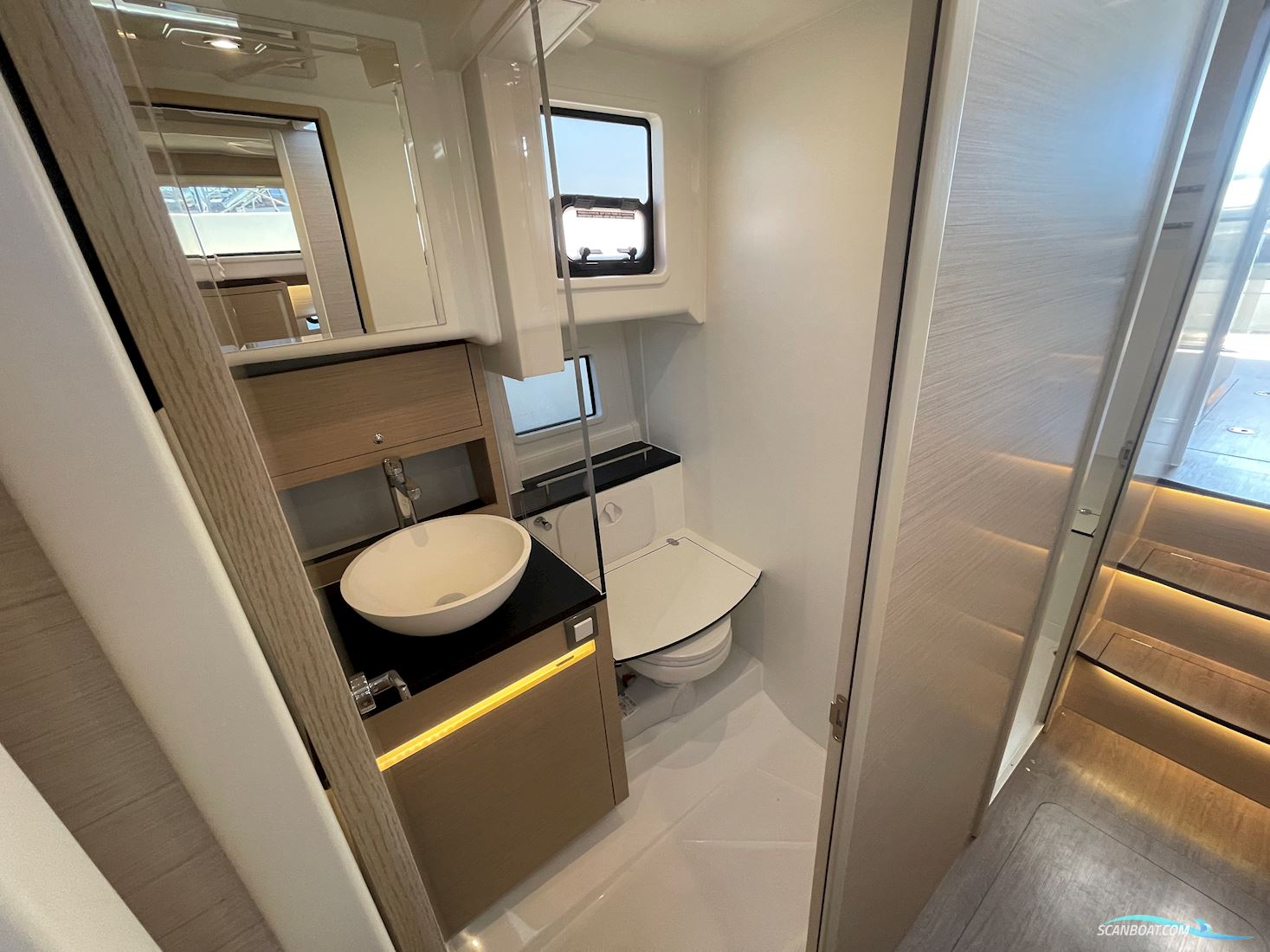 Delphia 11 Flylounge