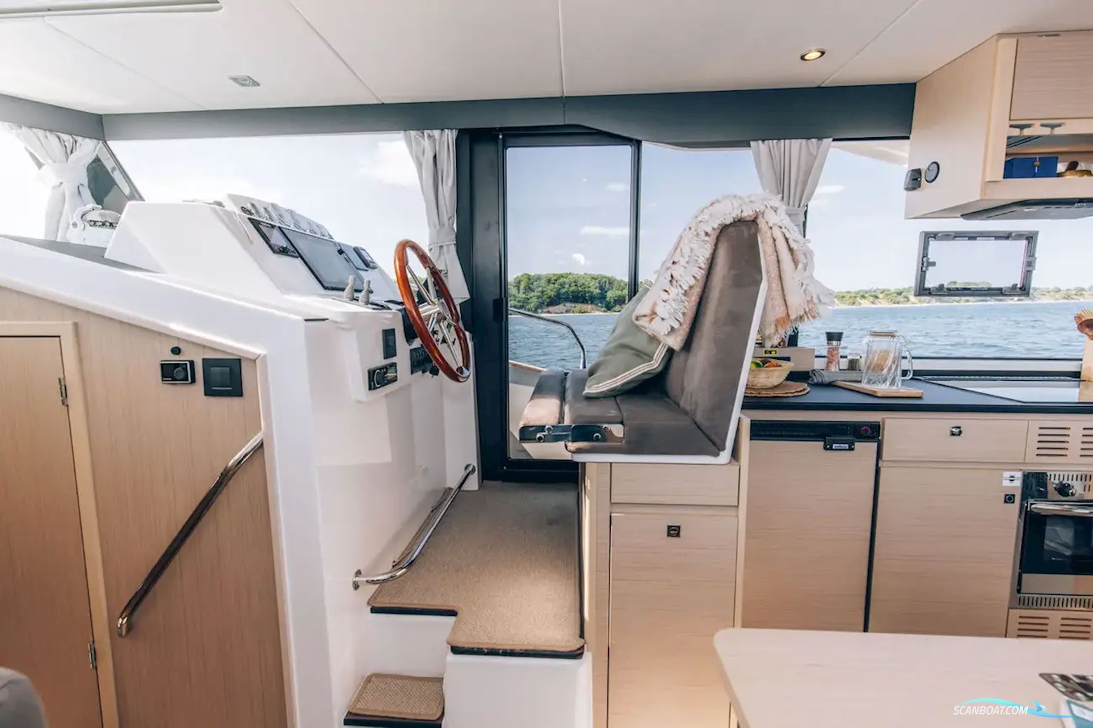 Delphia 12 Flylounge