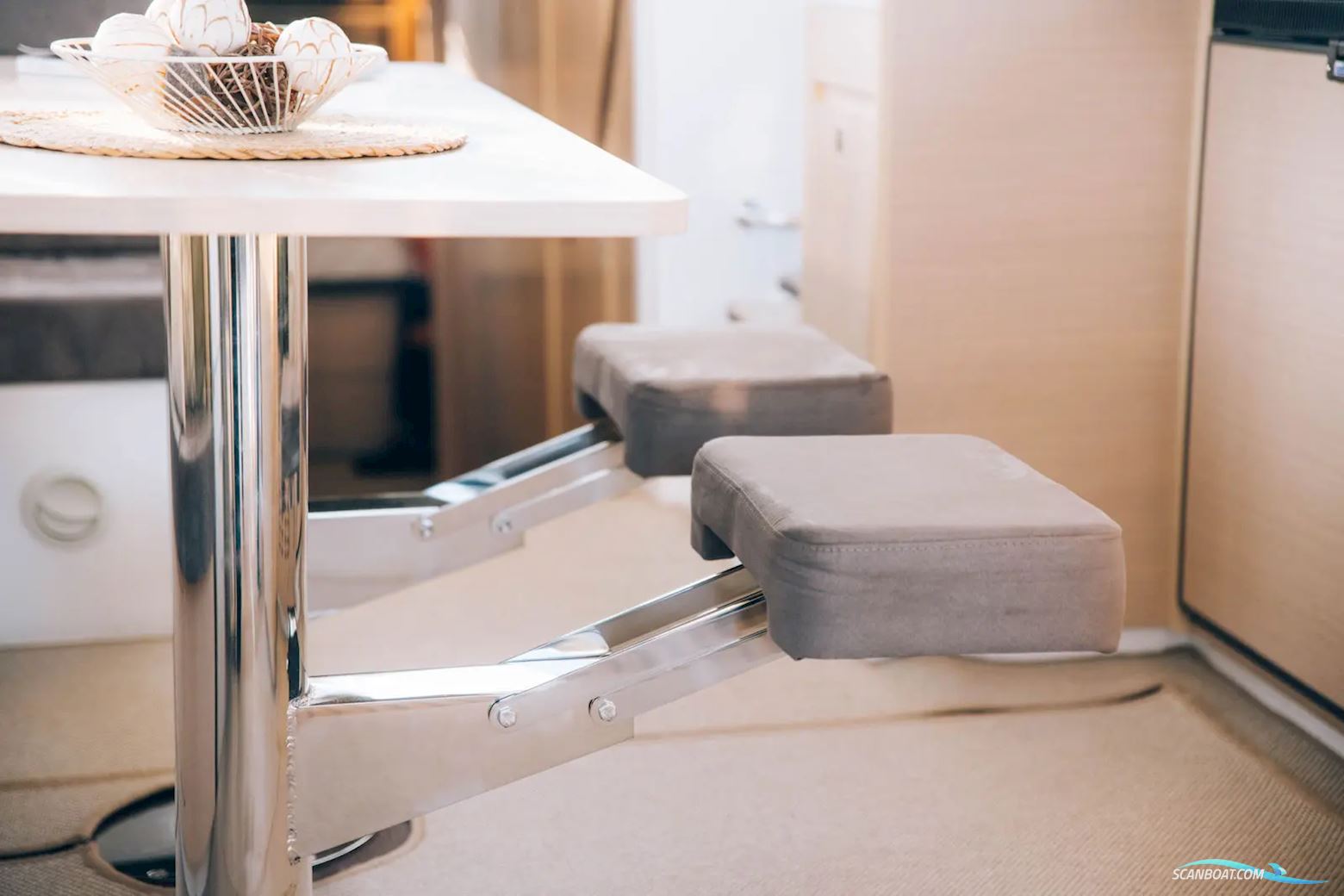 Delphia 12 Flylounge