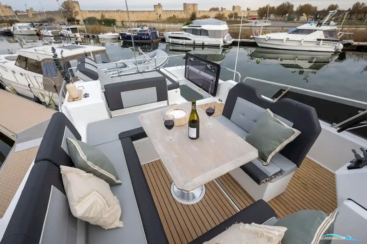 Delphia 12 Flylounge