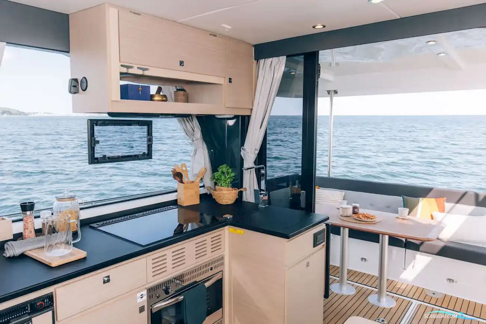 Delphia 12 Flylounge