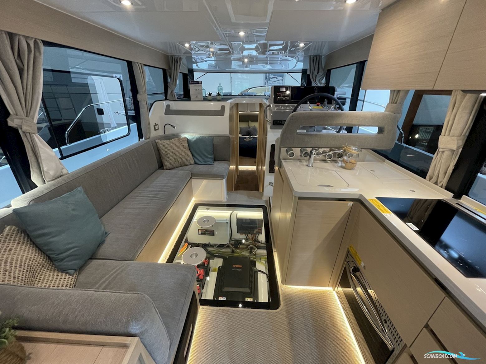 DELPHIA YACHTS 11 Flylounge