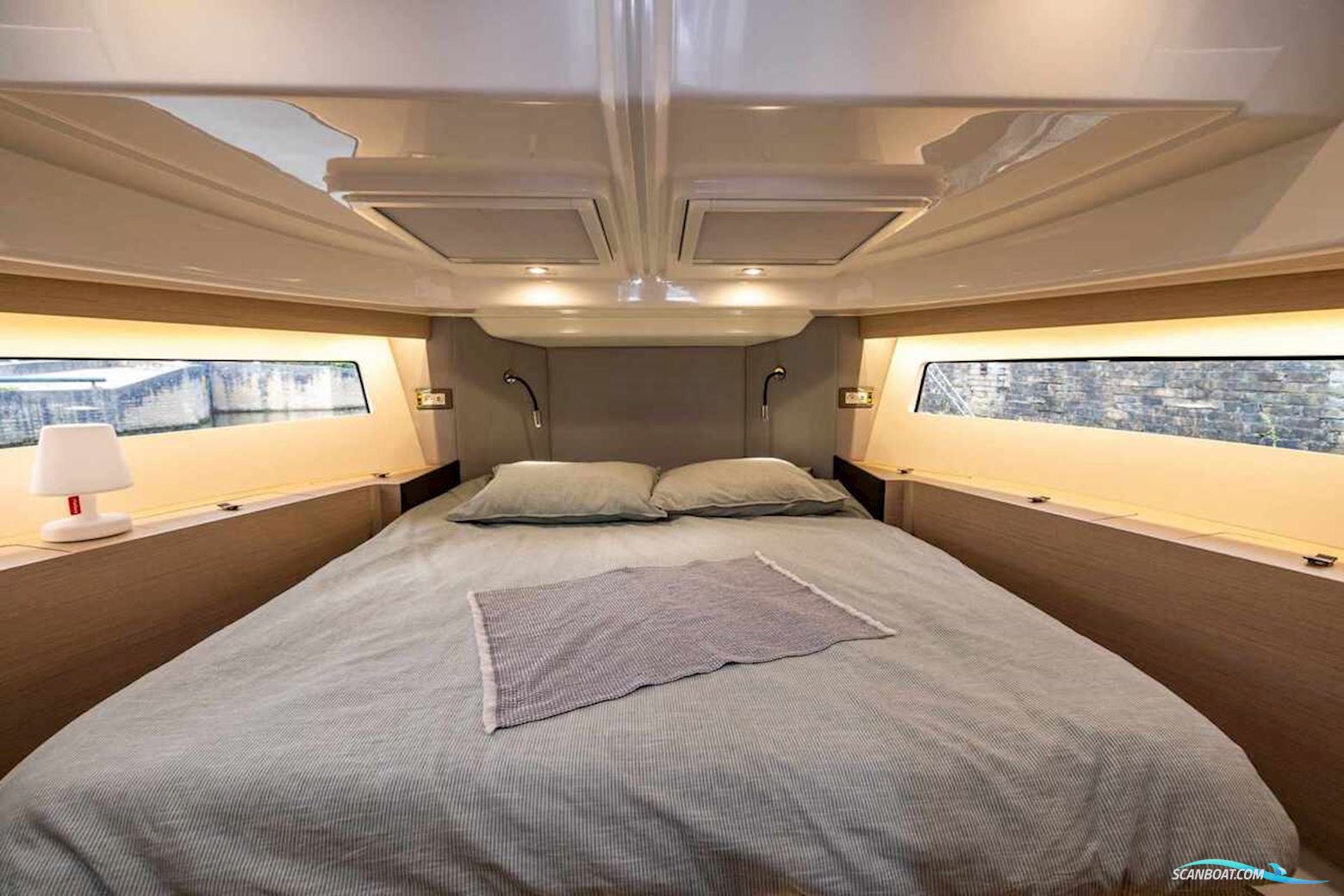 DELPHIA YACHTS 11 Sedan Electric