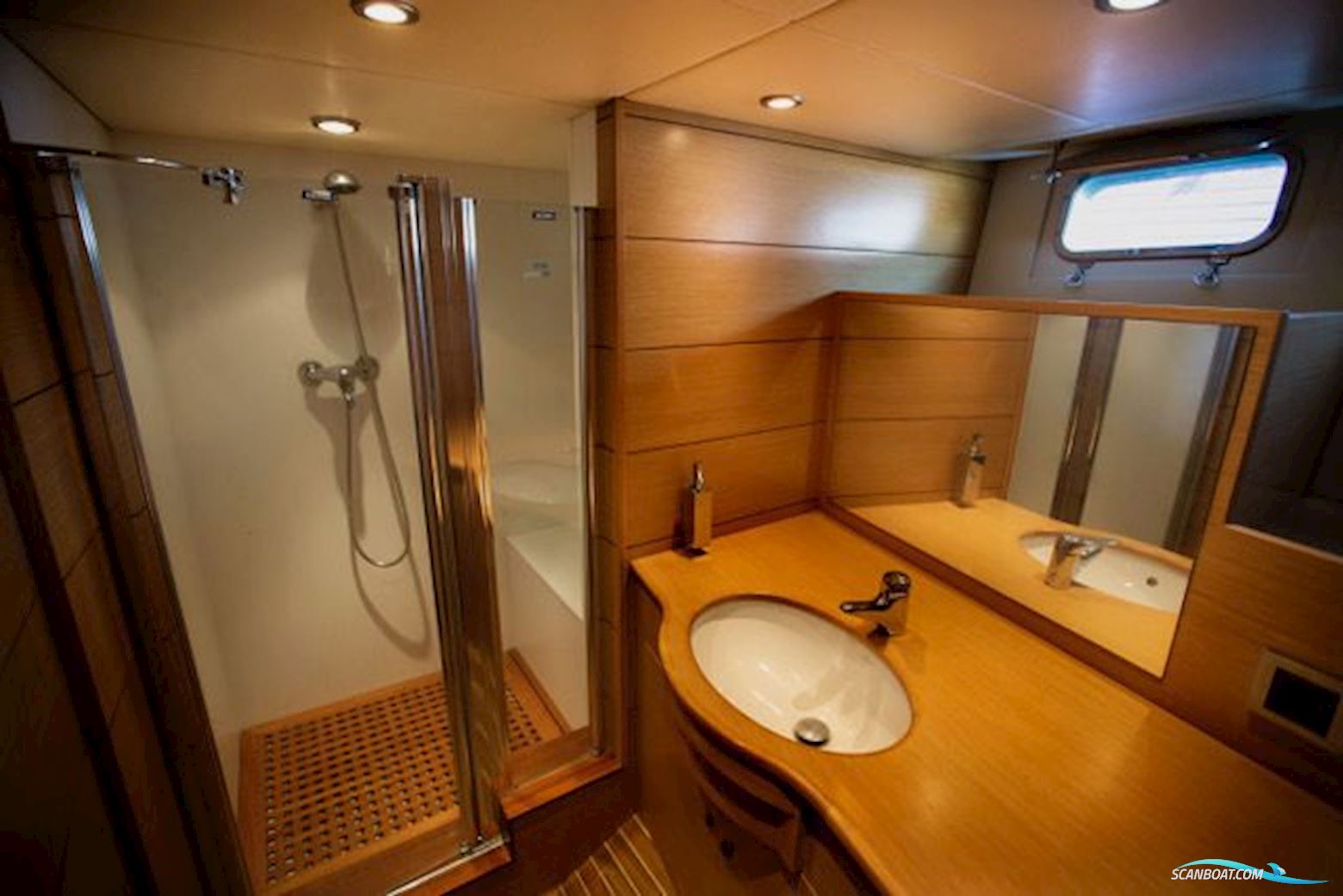 EXPLORER YACHT 92 Pro 50 PAX