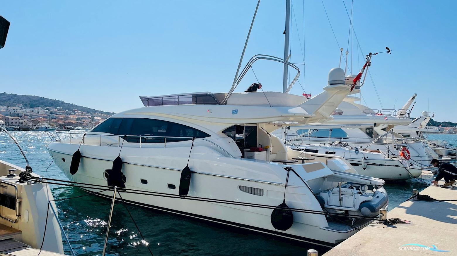 Ferretti 592