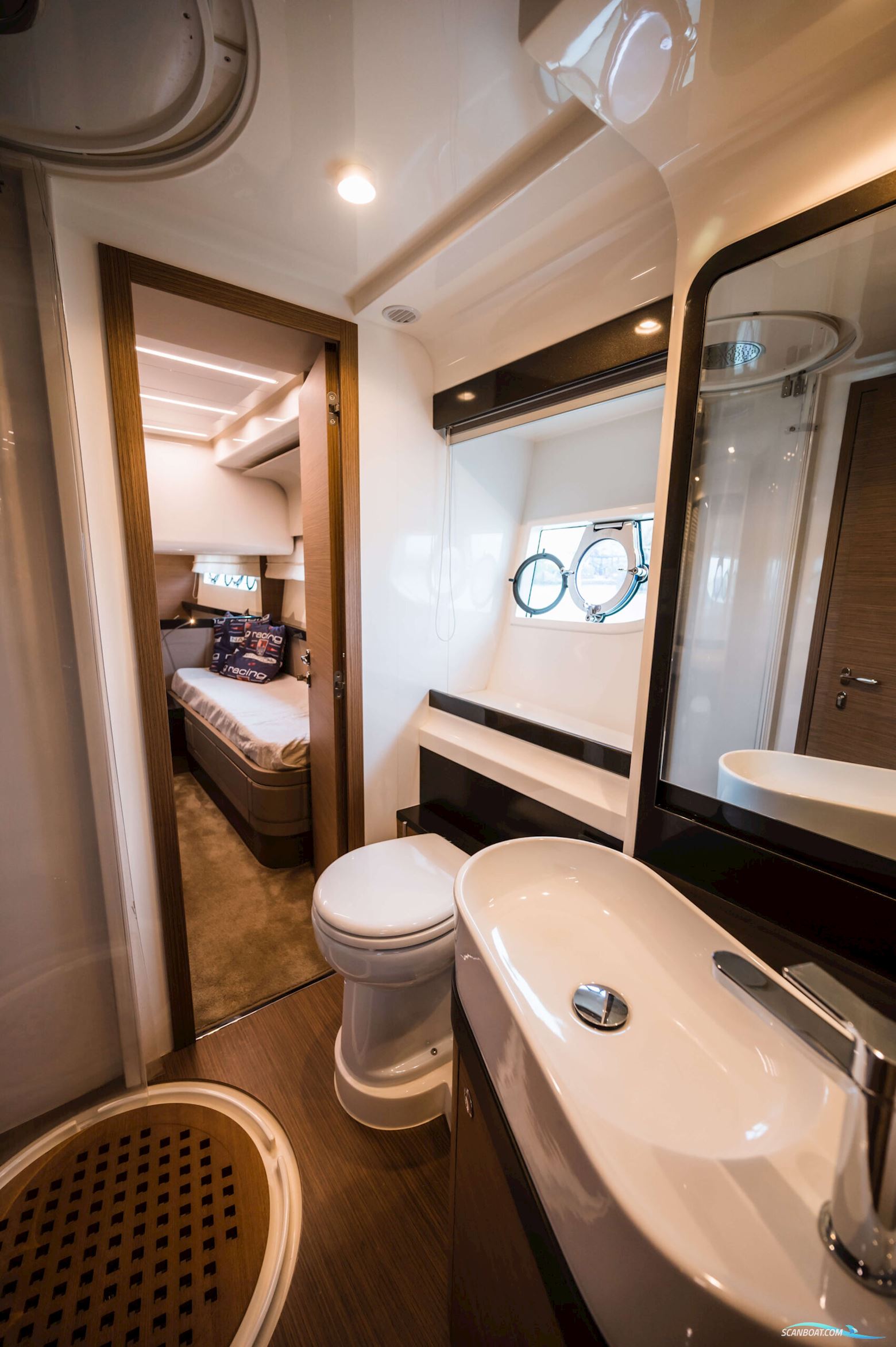 Ferretti Yachts 550